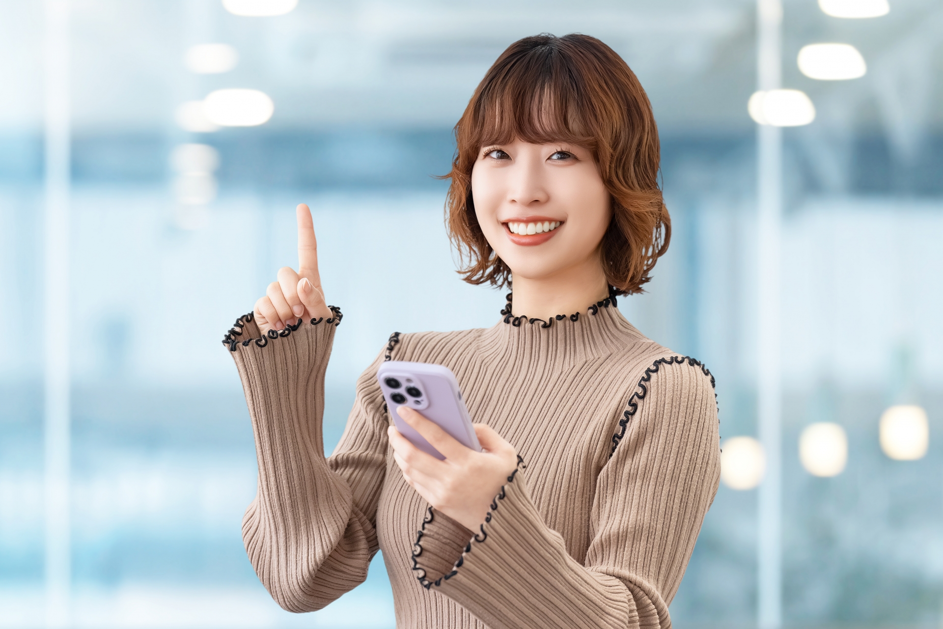 スマホを持つ笑顔の女性