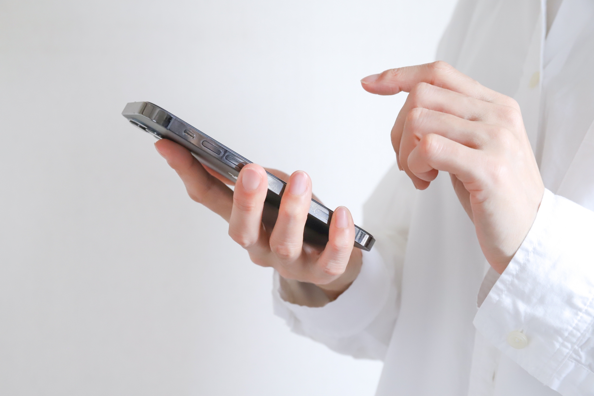 スマートフォンを操作中