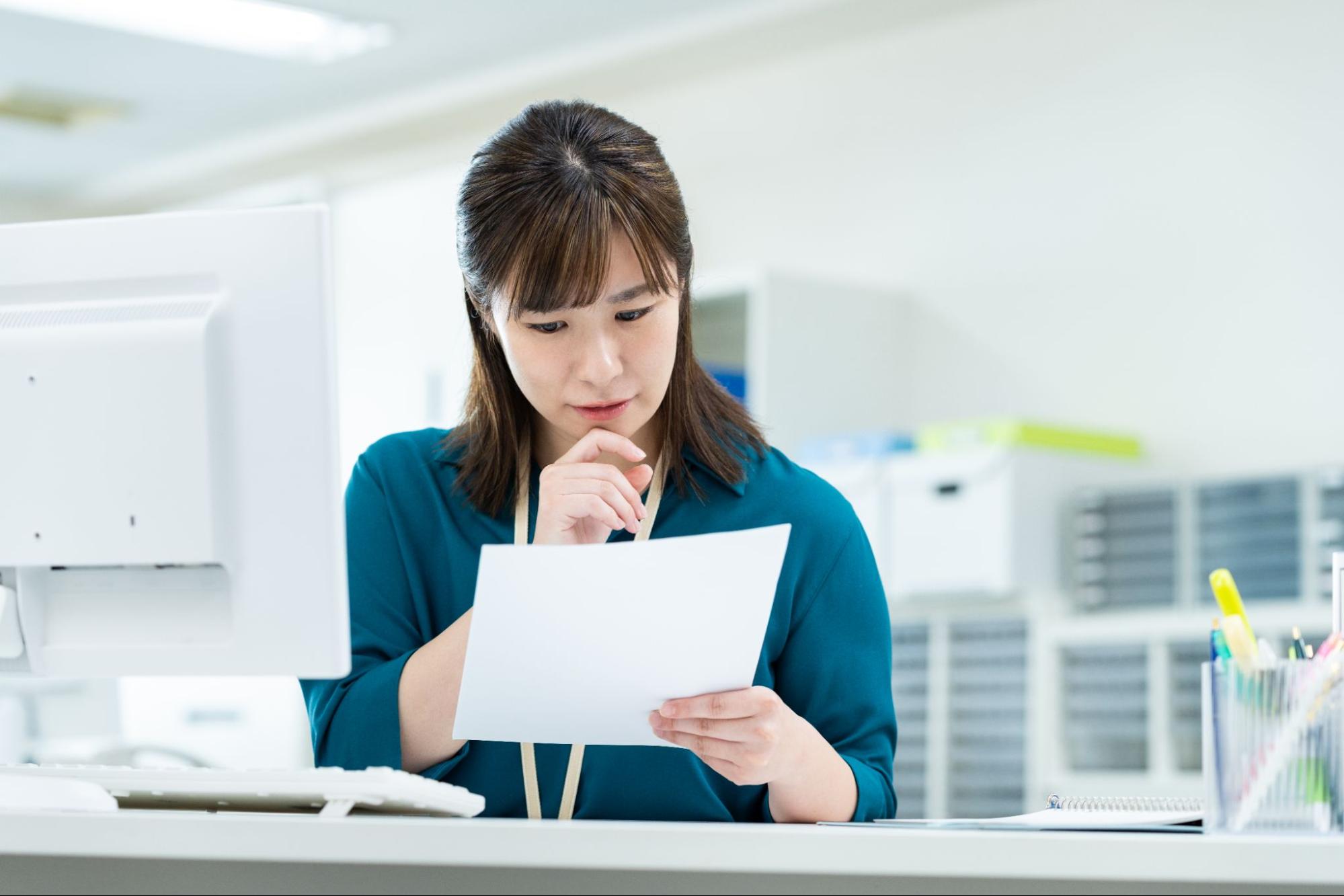 オフィスで悩むビジネスウーマン