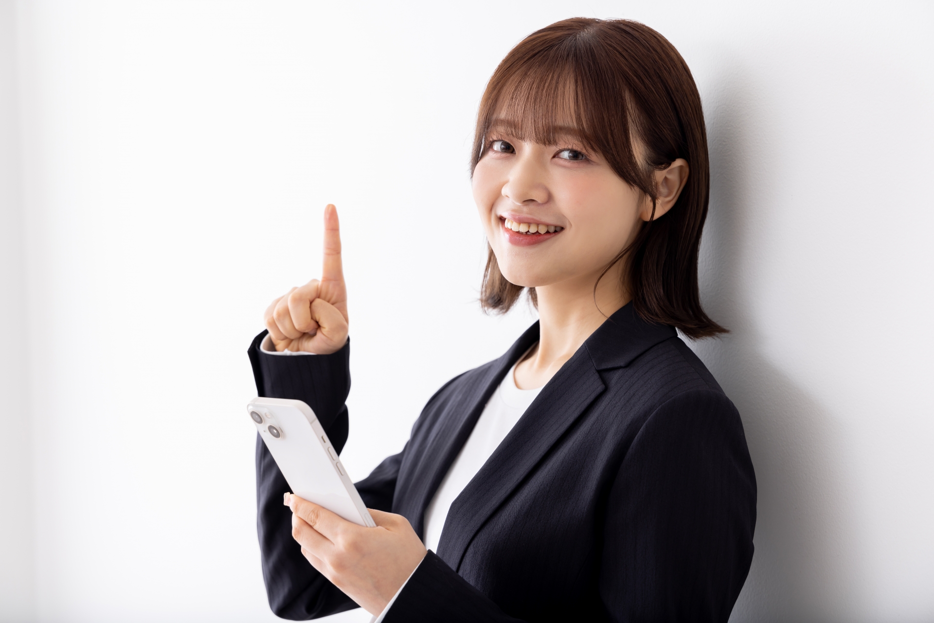 人差し指を立てている女性