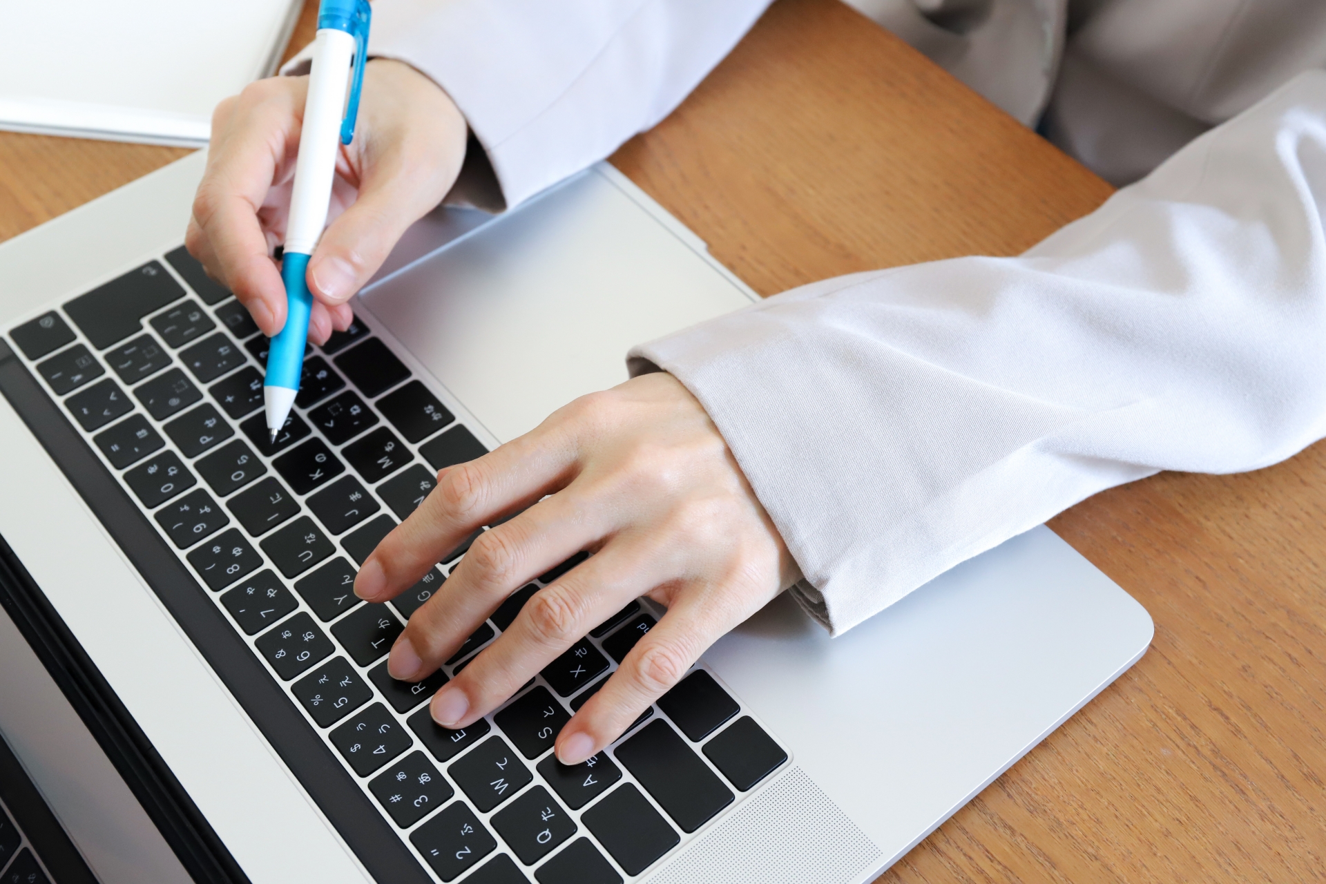 パソコンで仕事する女性