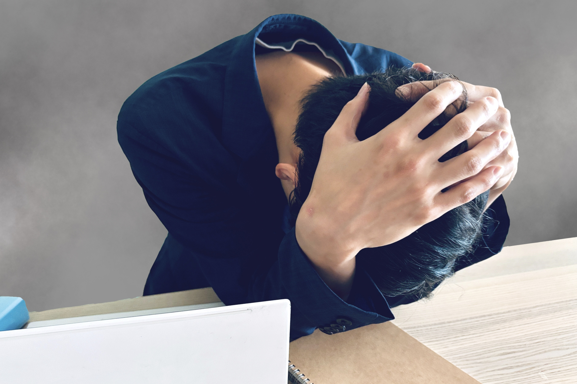 頭を抱える男性