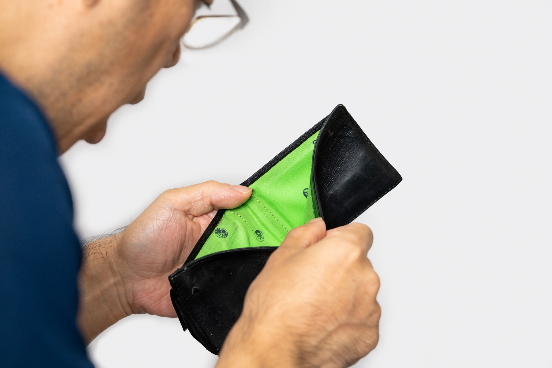 財布にお金が入っていない