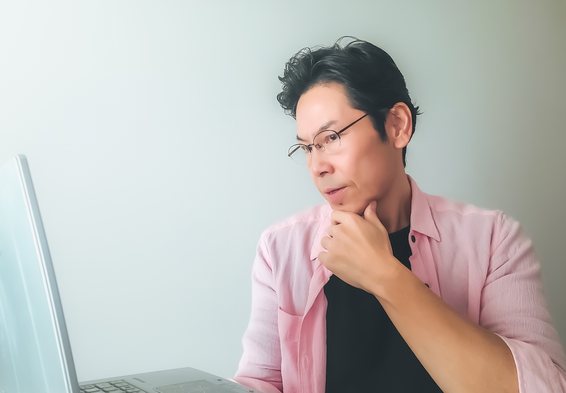 考えるカジュアルシャツを着た中年男性