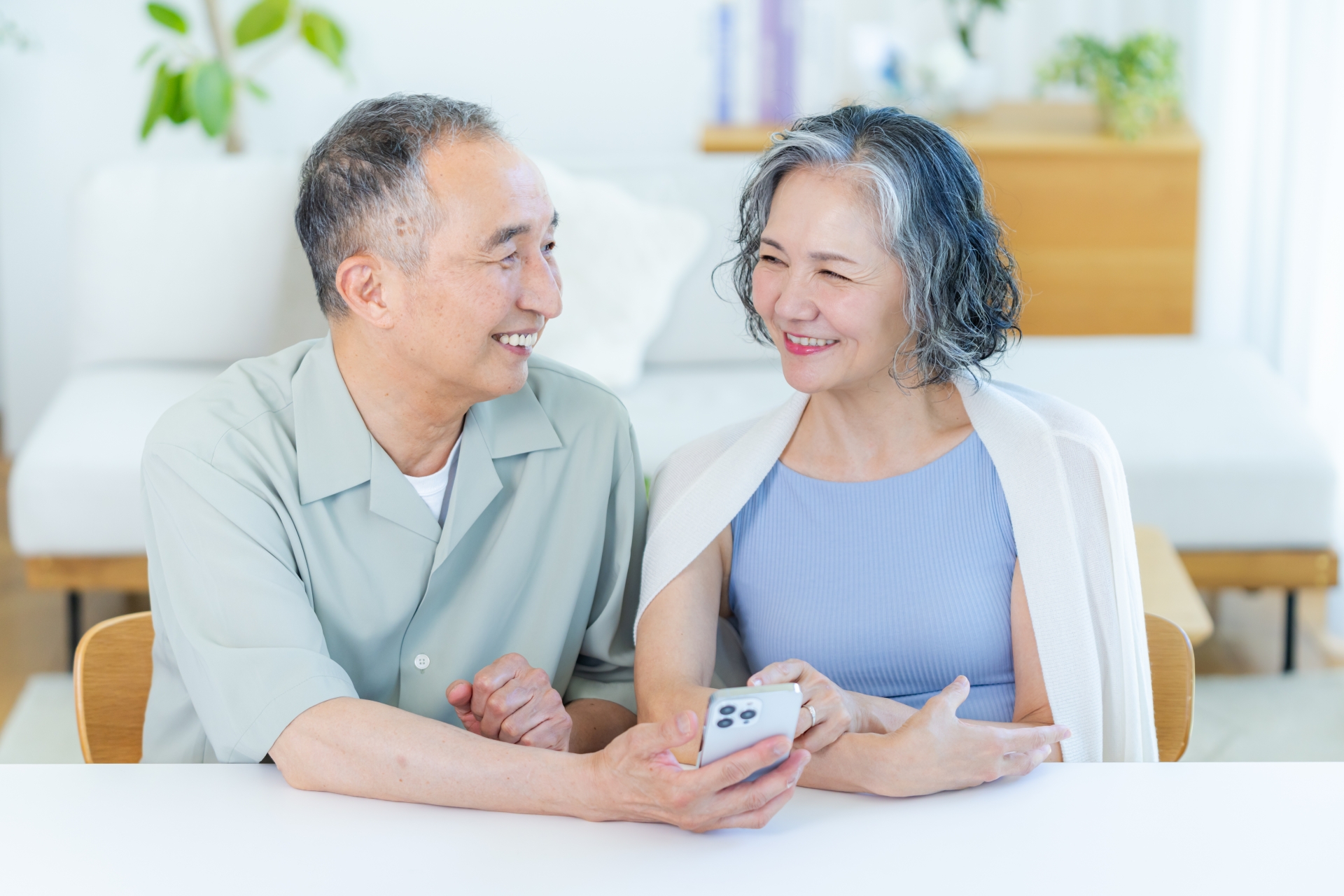 相談するシニア夫婦