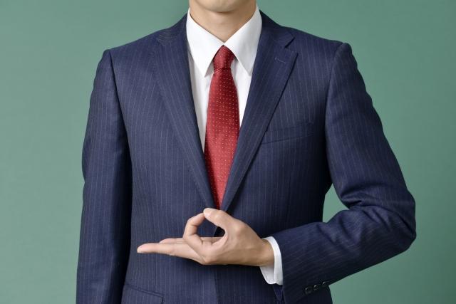 お金サインを出す男性