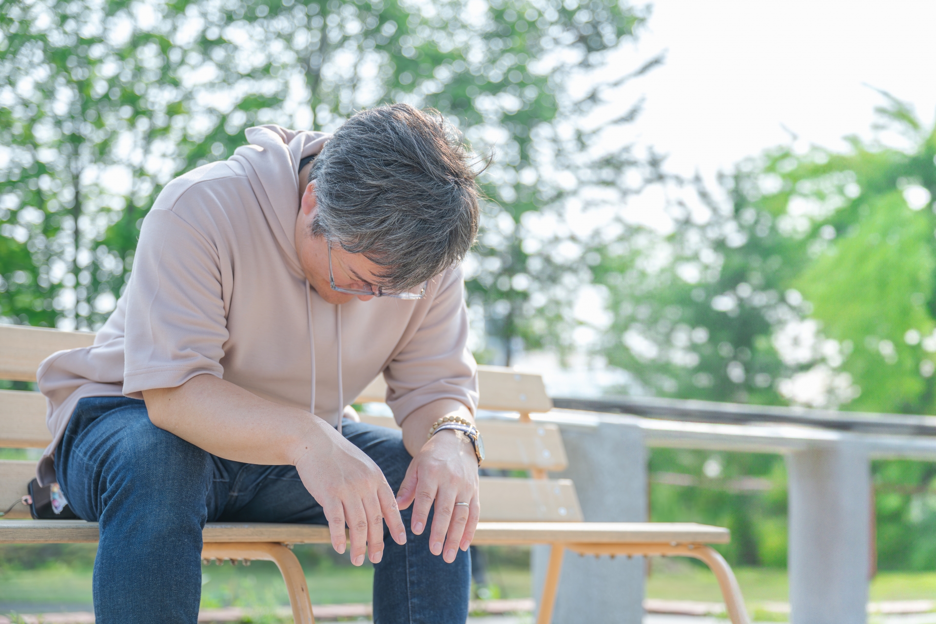ベンチでうなだれる男性