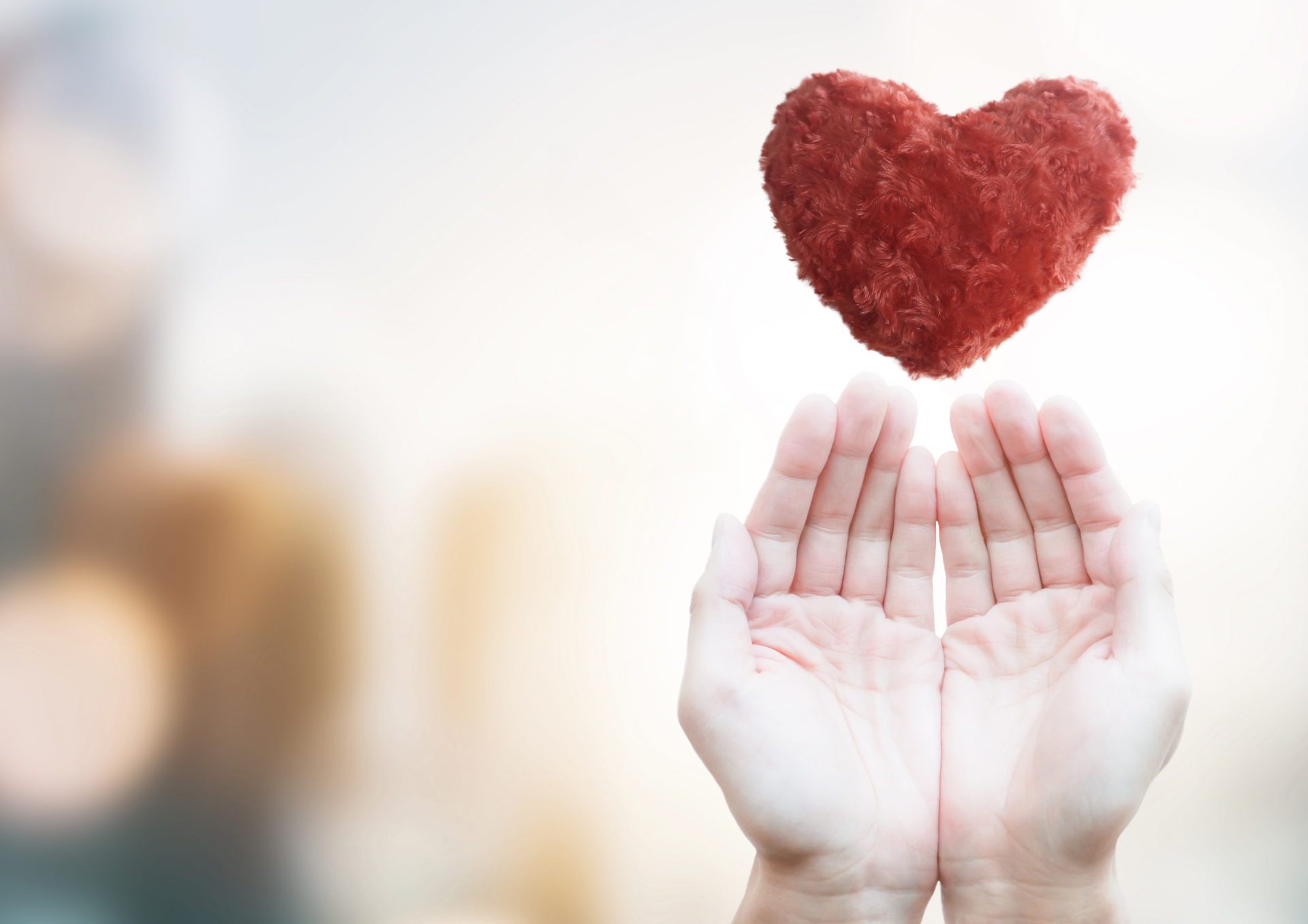 ハートを持つ手