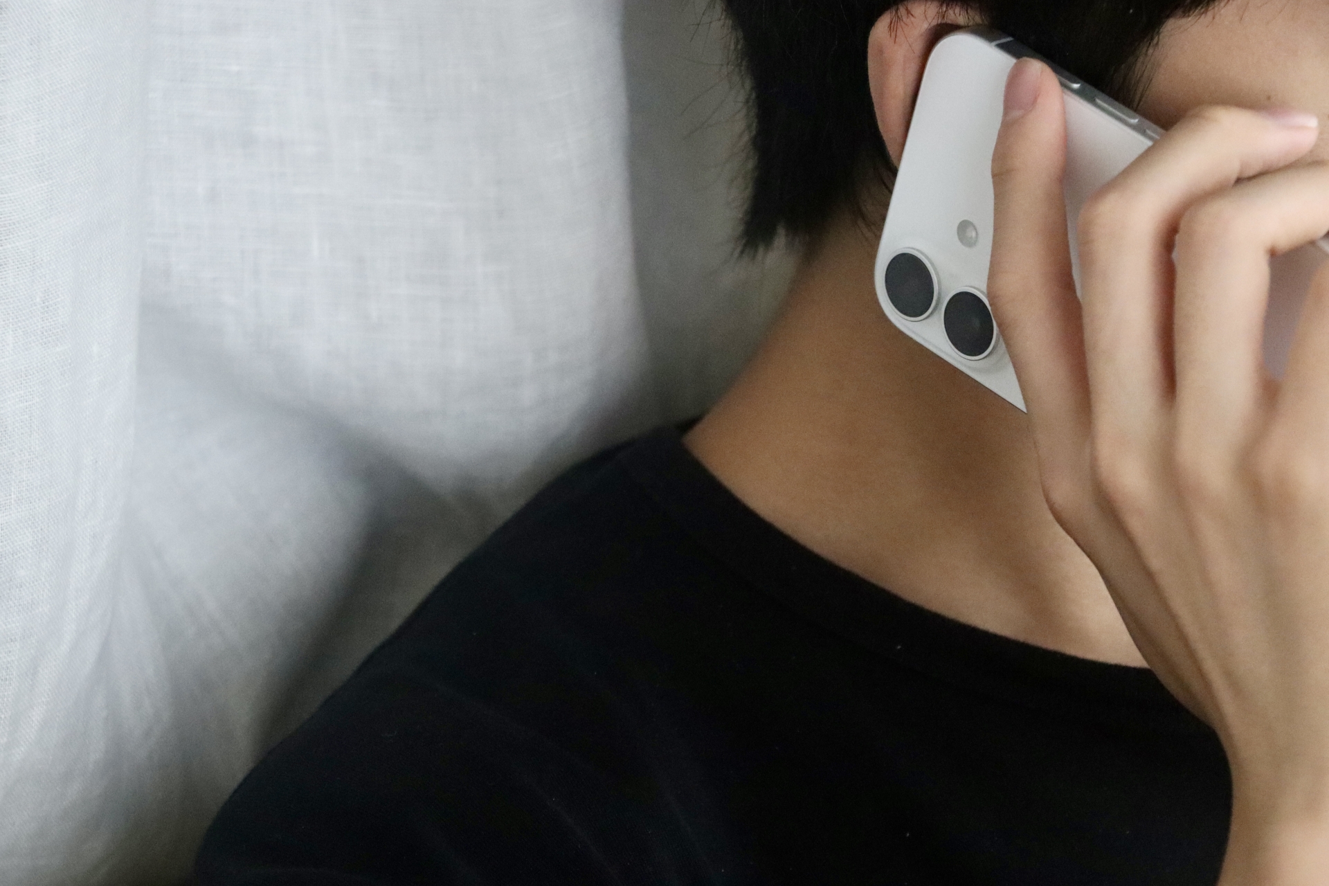 電話をかける男性