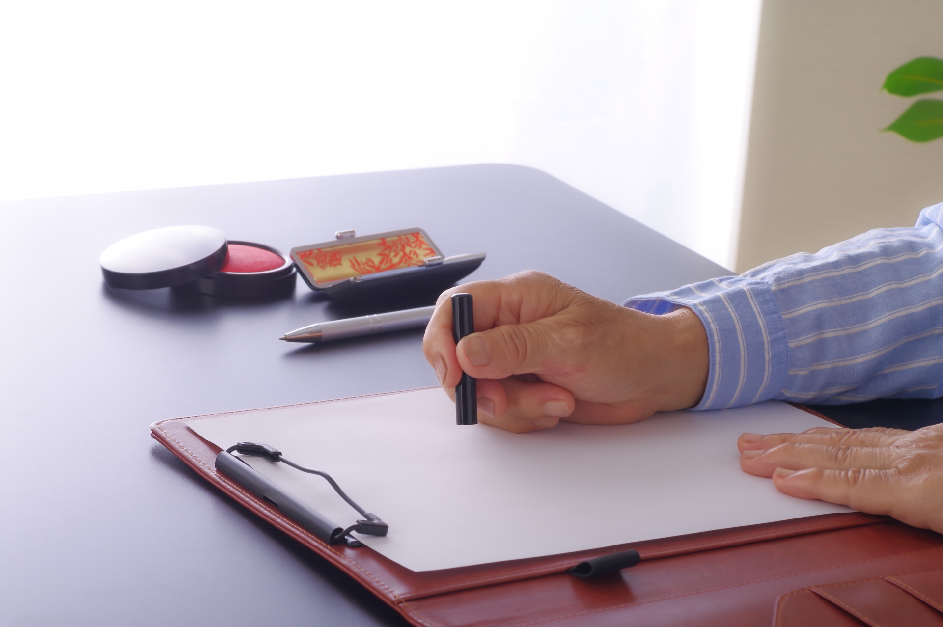 書類に印鑑を押す女性