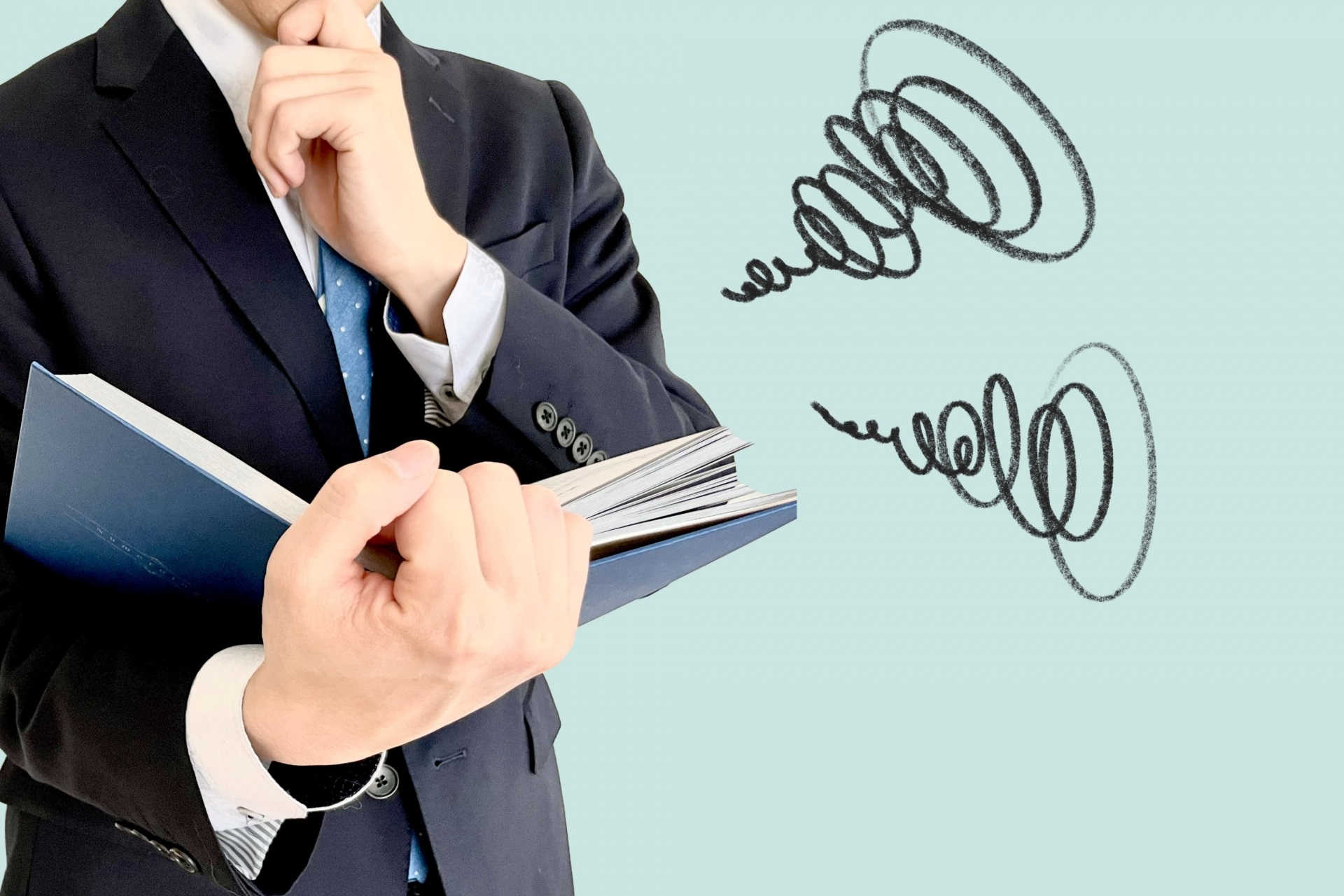 本を持って悩む男性