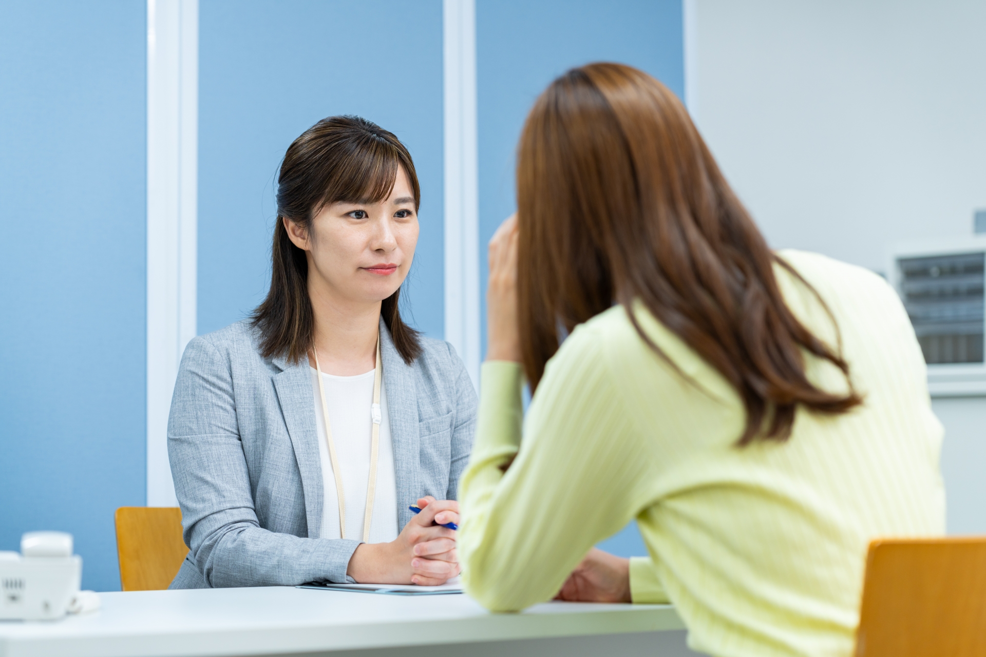 悩みを相談する若い女性