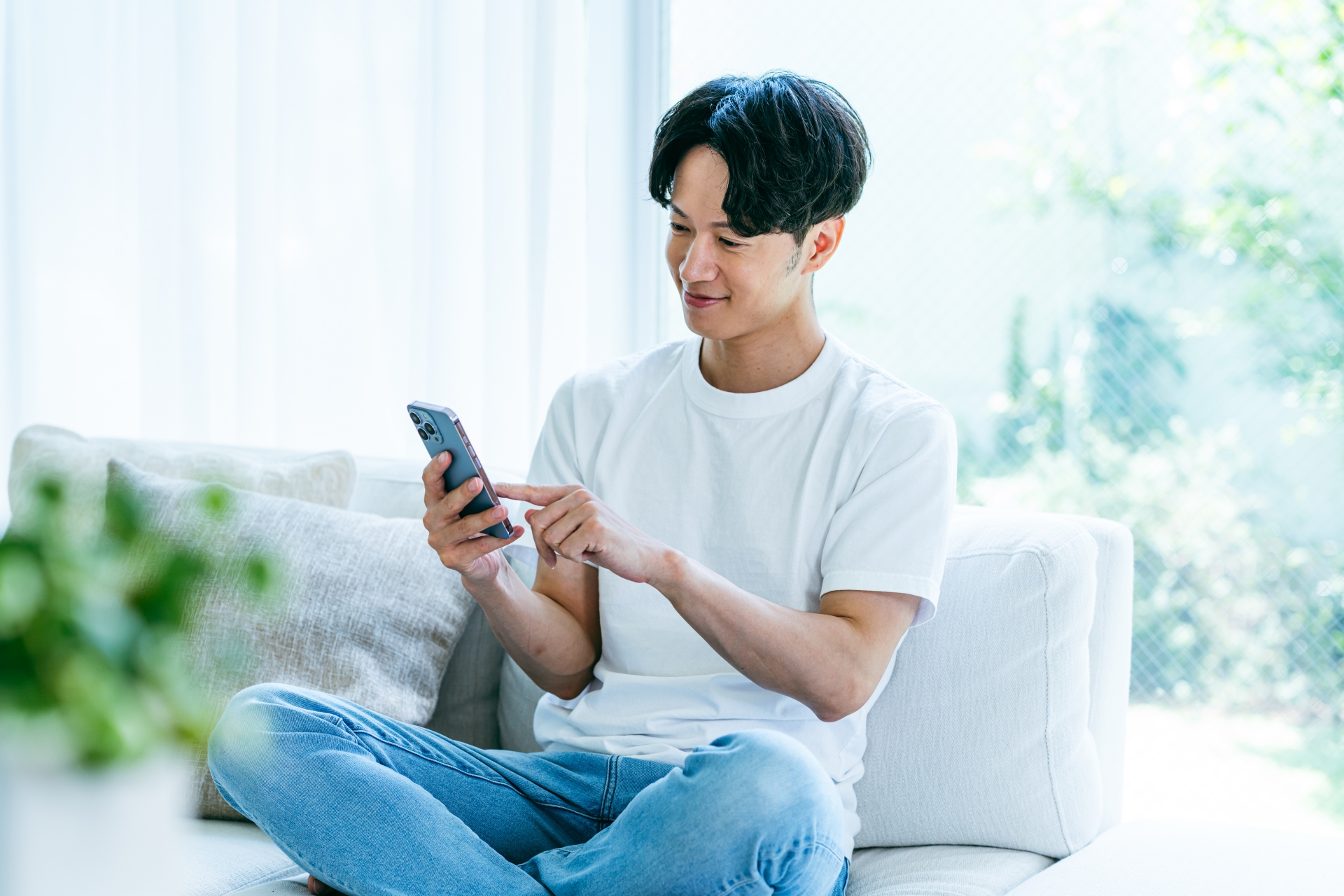 スマホを見る男性