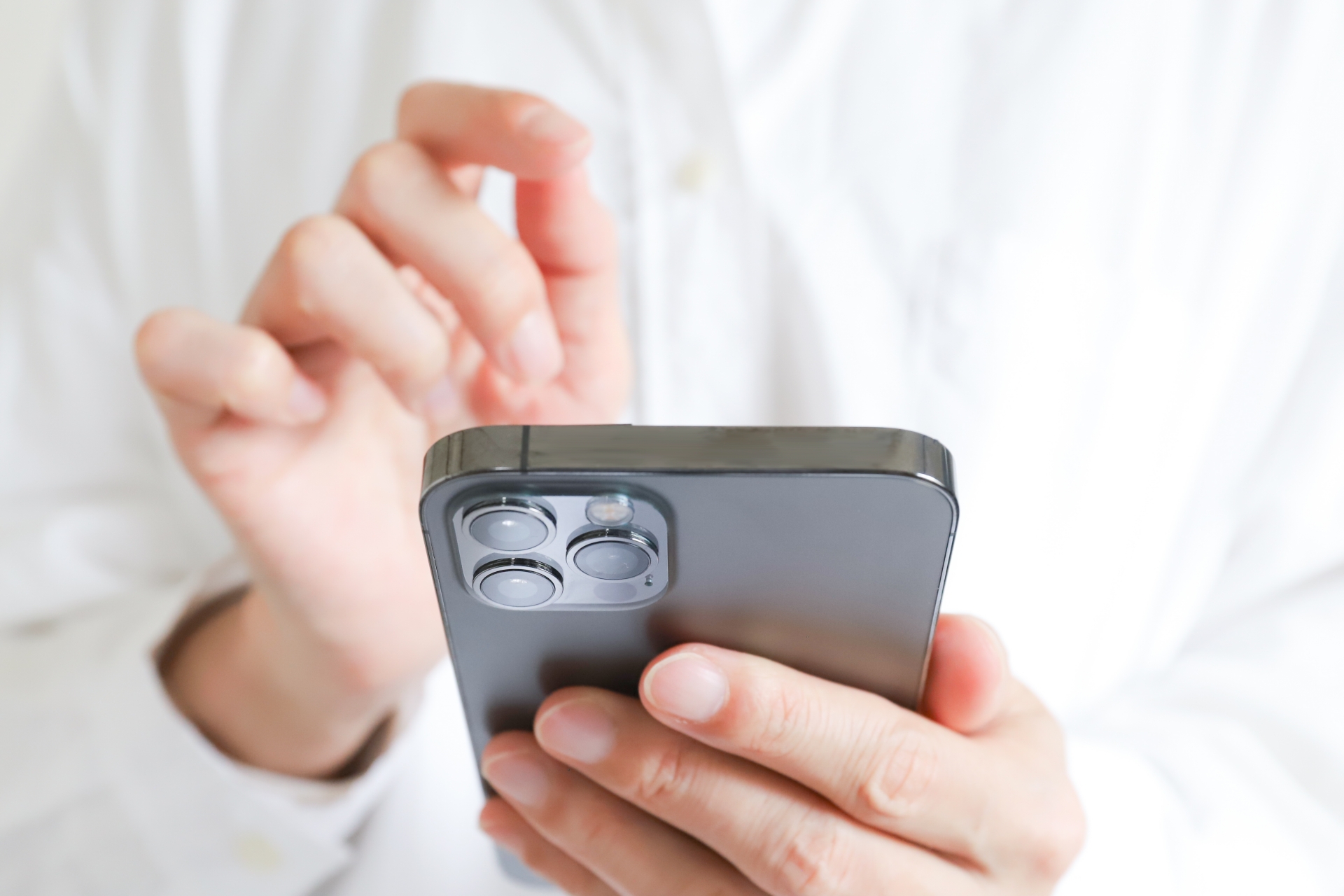 スマホを操作する手元