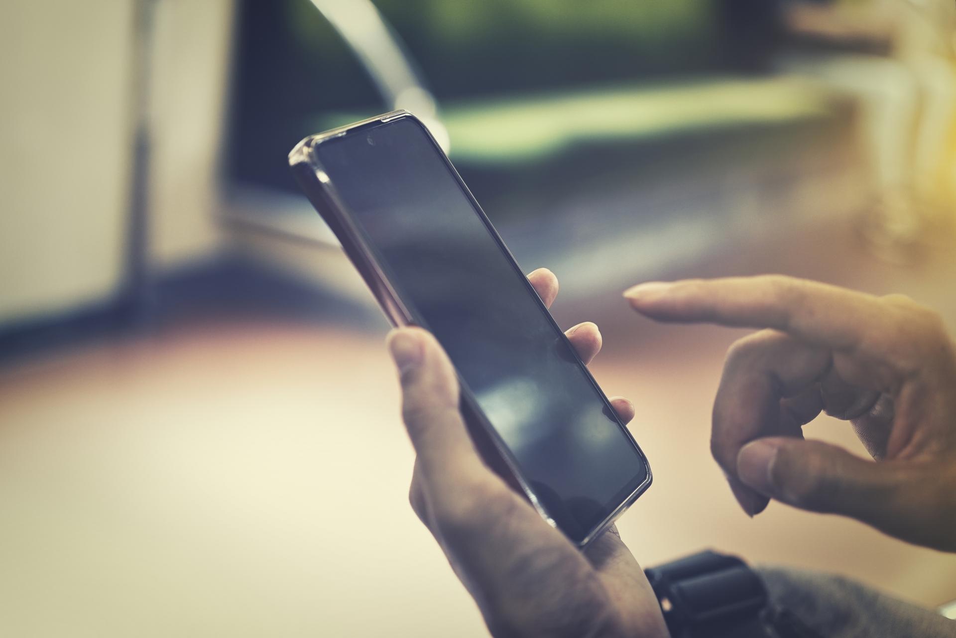 スマホを操作する手