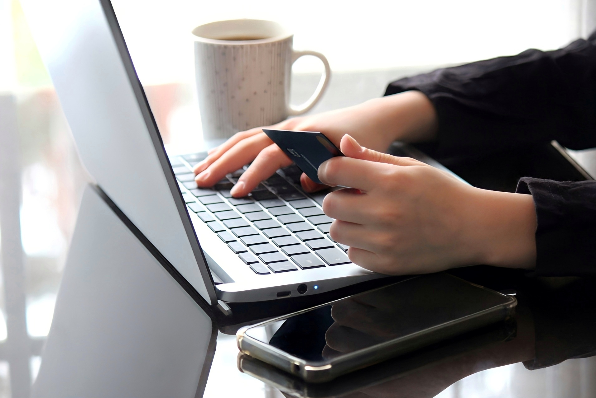 パソコンを操作する人の手元