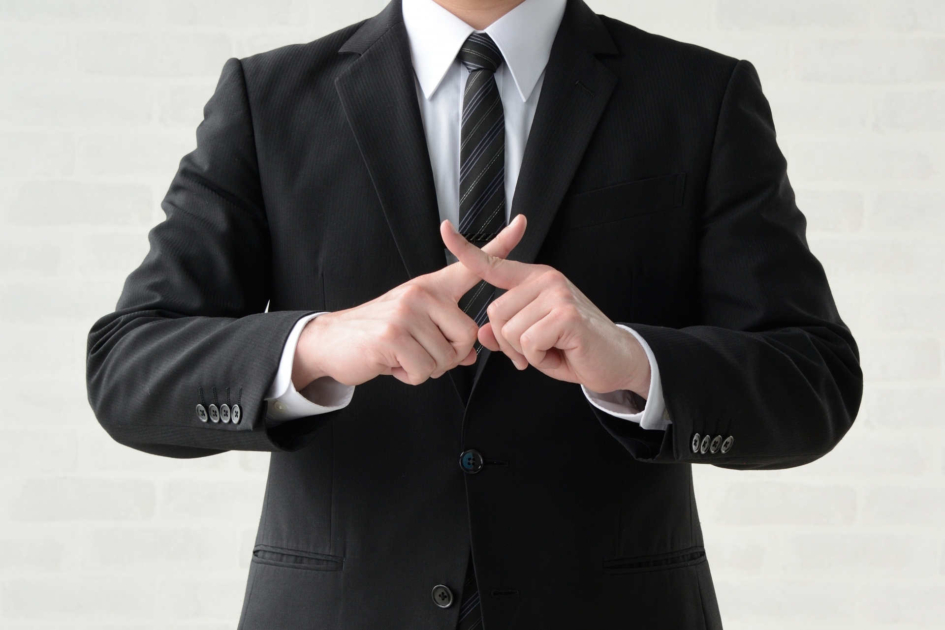 バツ印をつくるビジネスマン