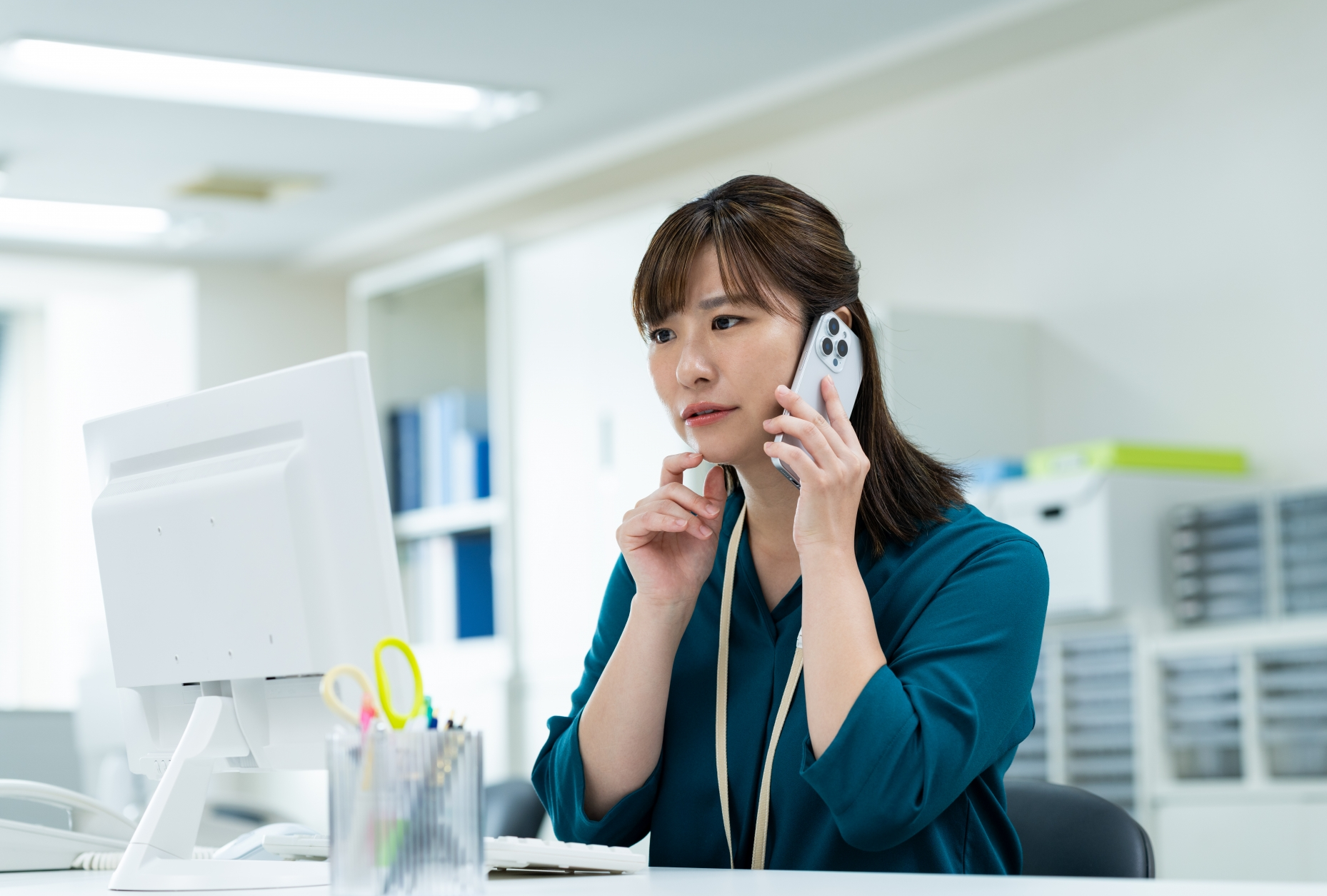 電話をする女性