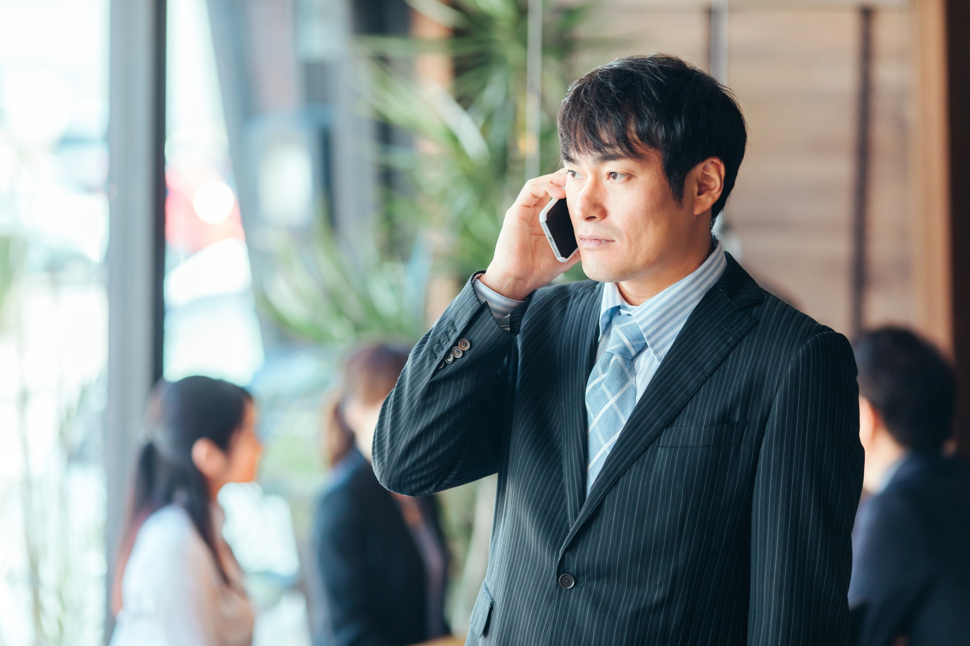 スマホを使うビジネスマン