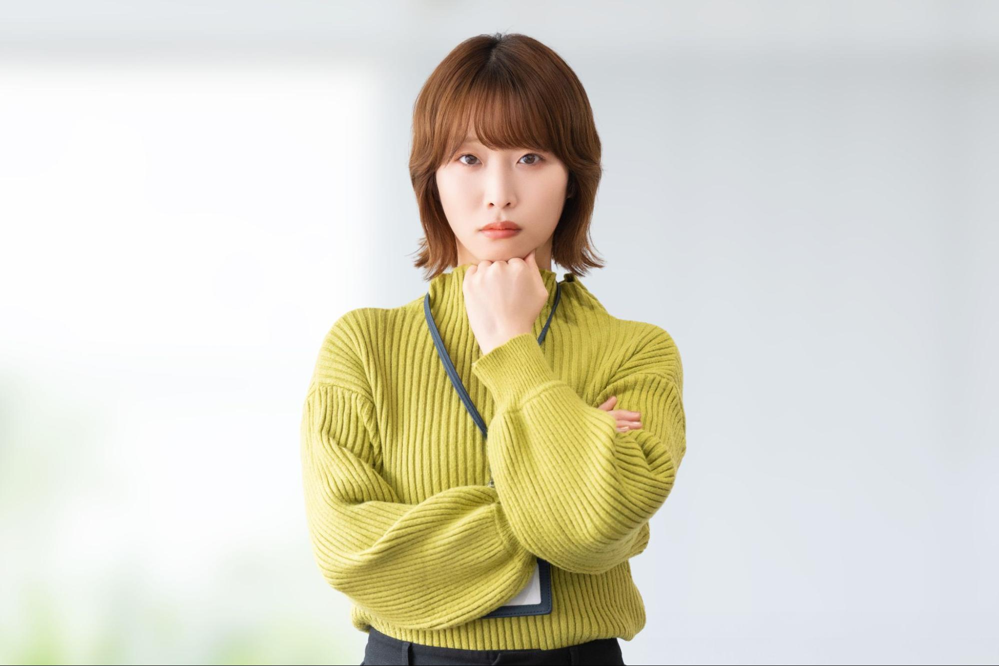 困った表情の女性・ビジネスウーマン