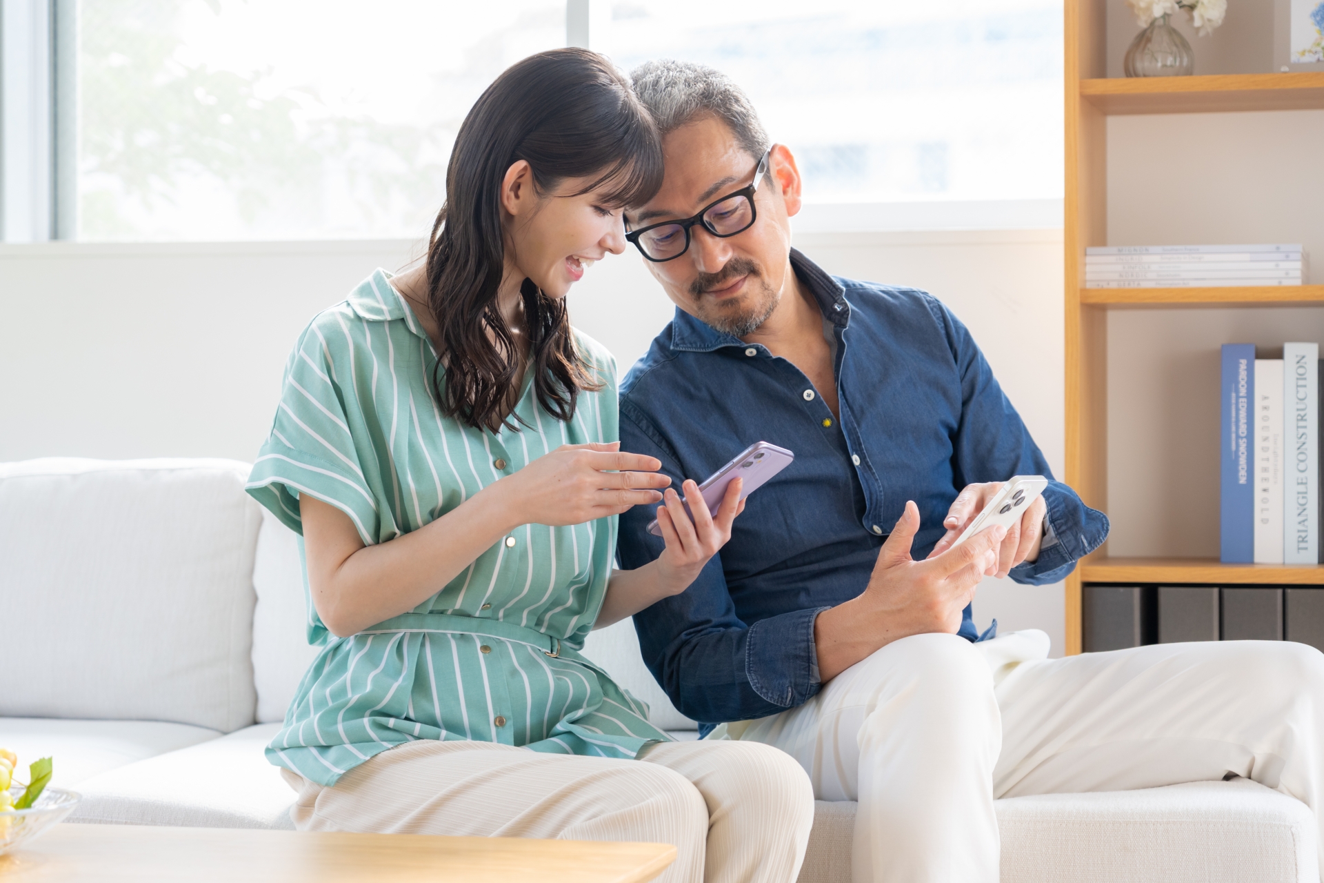 スマホを見合う男女