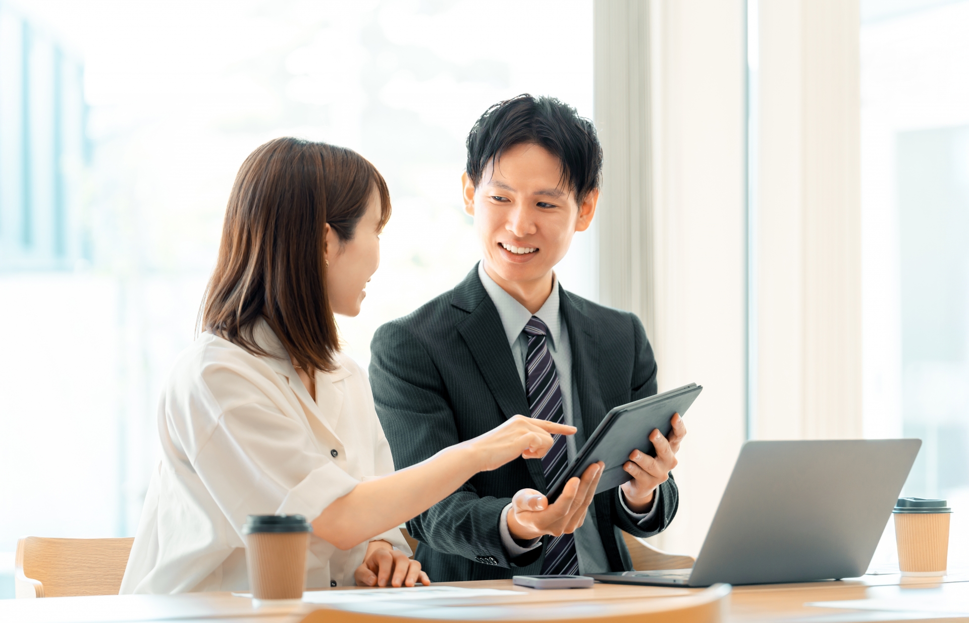 ミーティングをする男女2人のビジネスマン