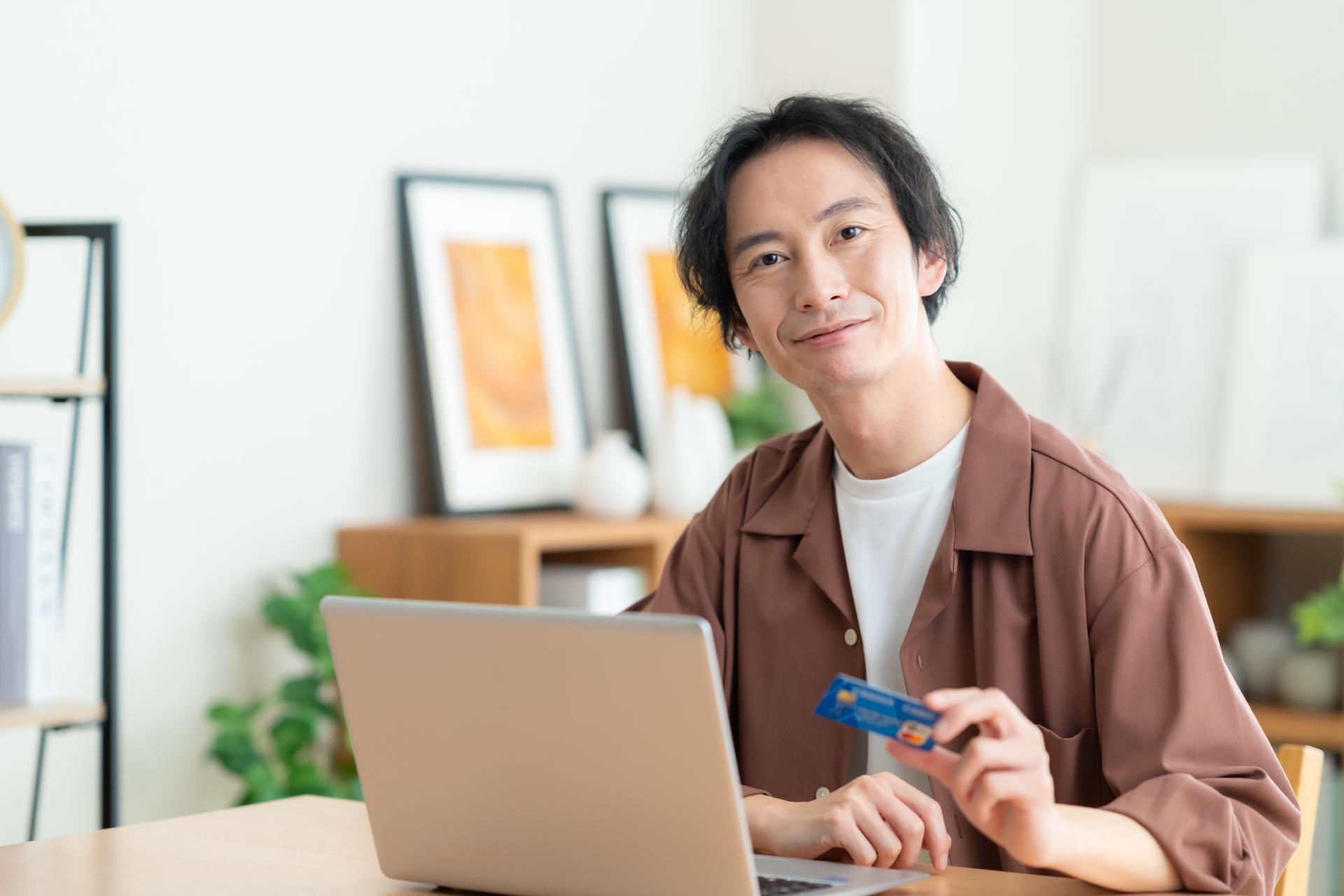 リビングでパソコンを見る若い男性