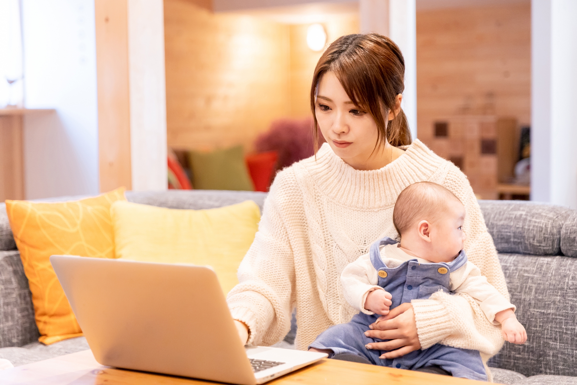 出産後に仕事する女性