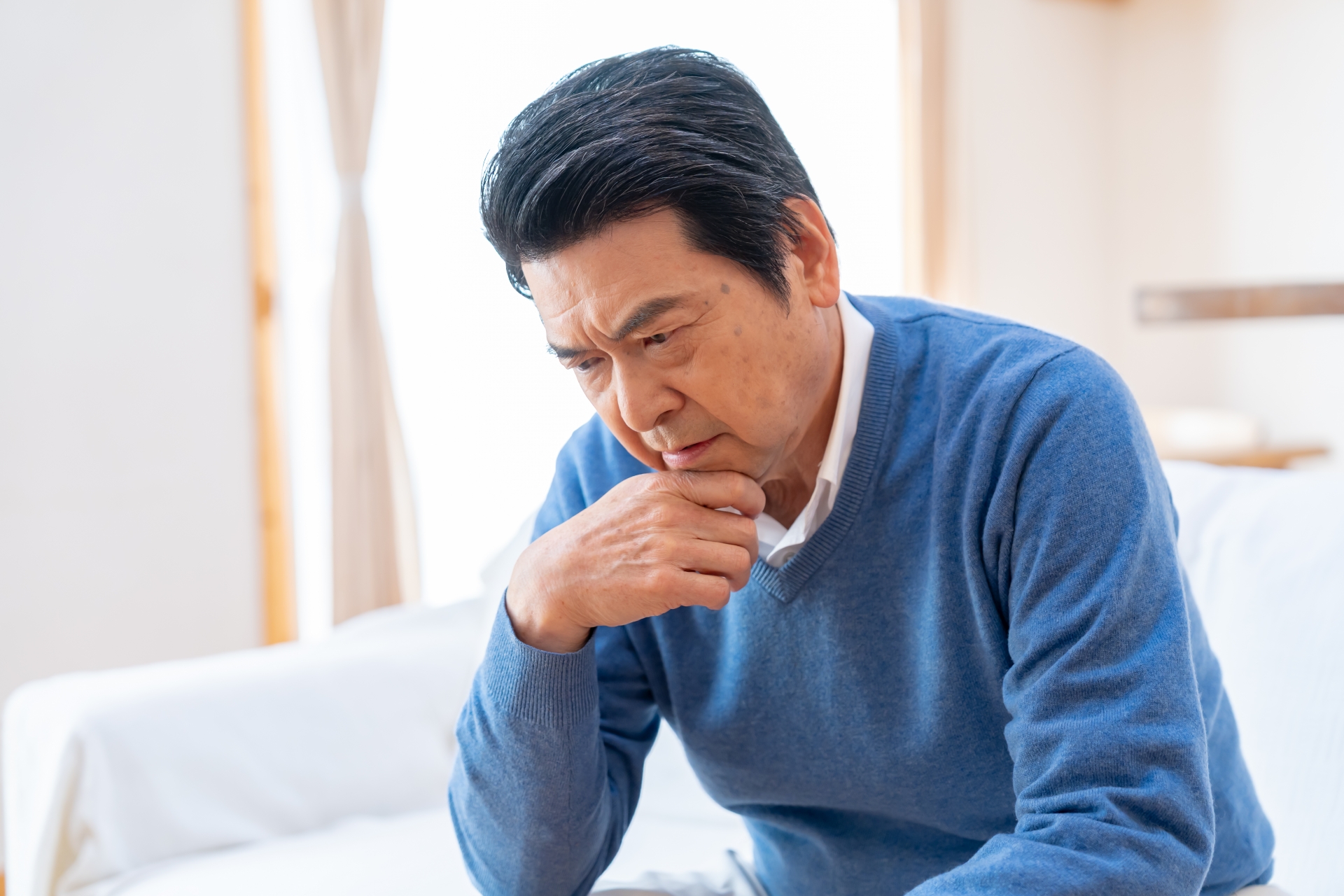 頭を考える男性