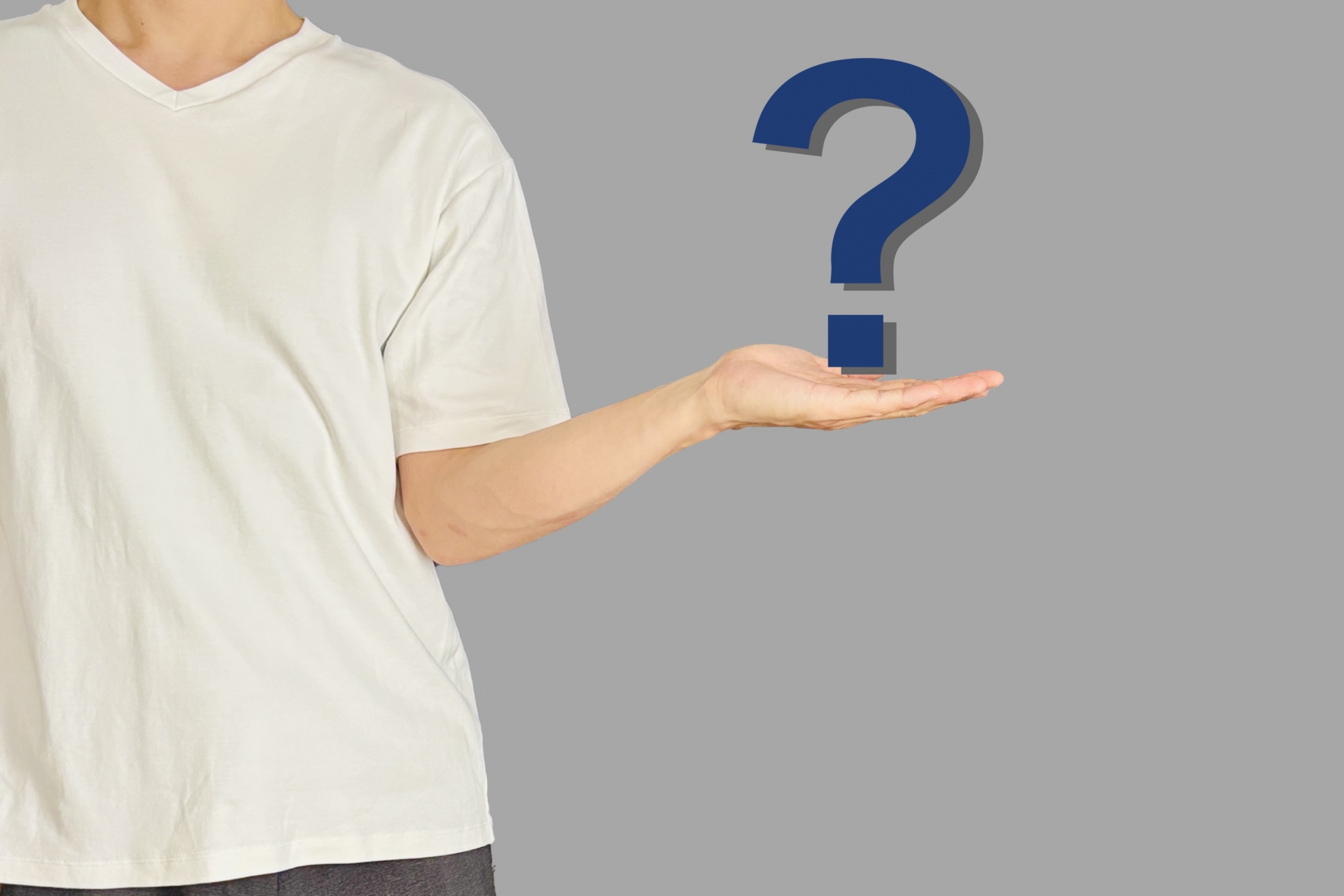 はてなマークを持つ男性