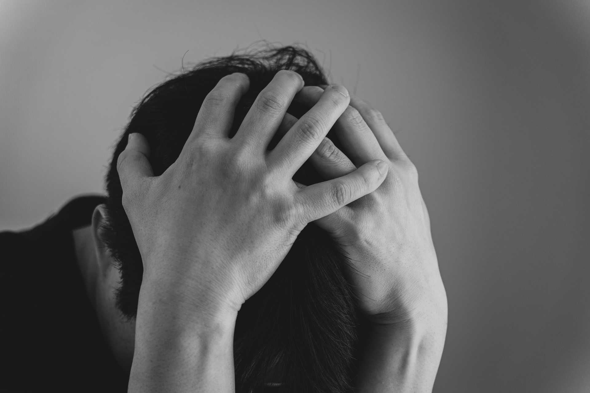 頭を抱える男性