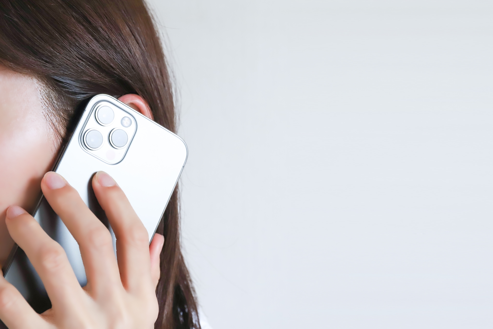 スマホで電話する人