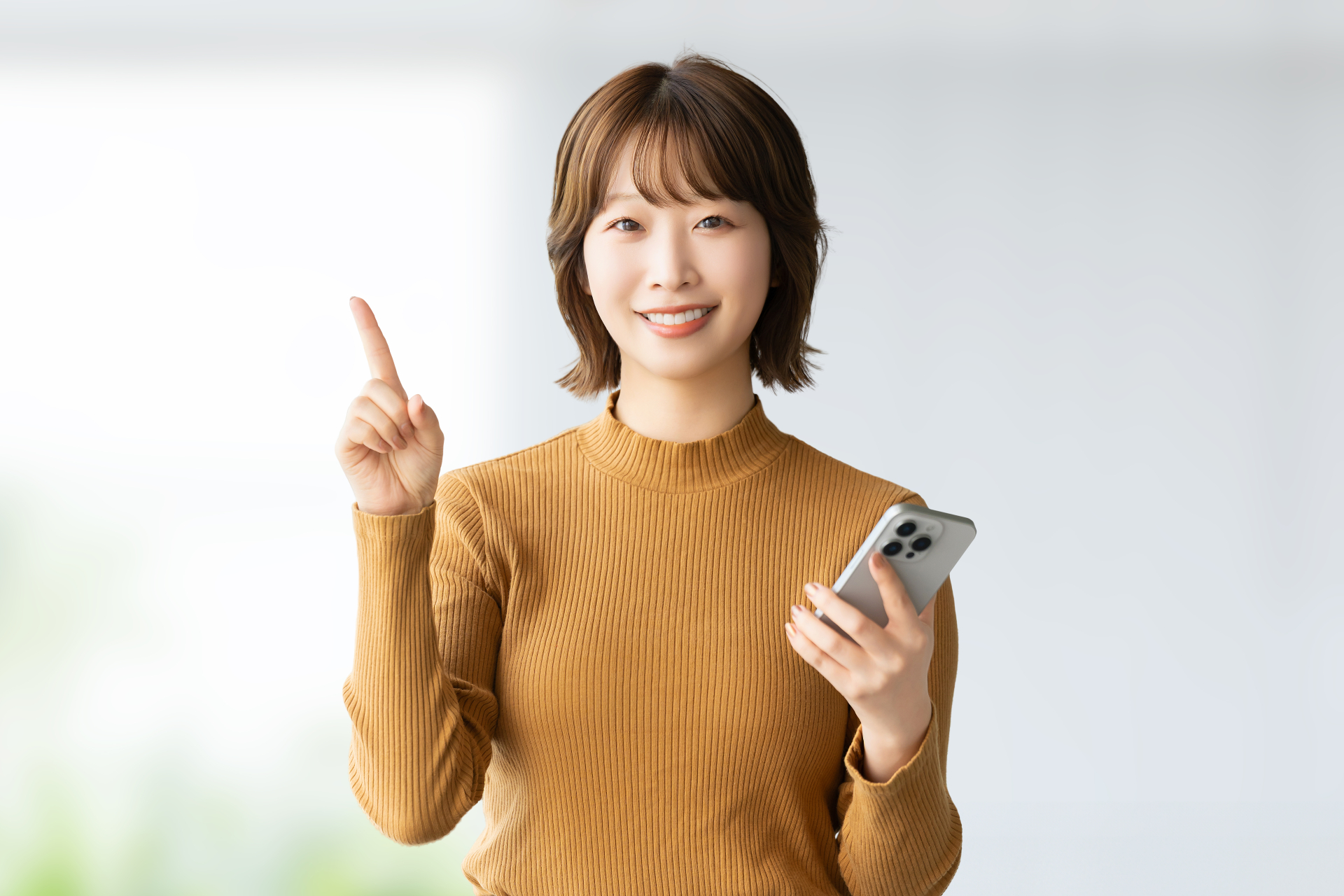 スマホを持って案内をする女性