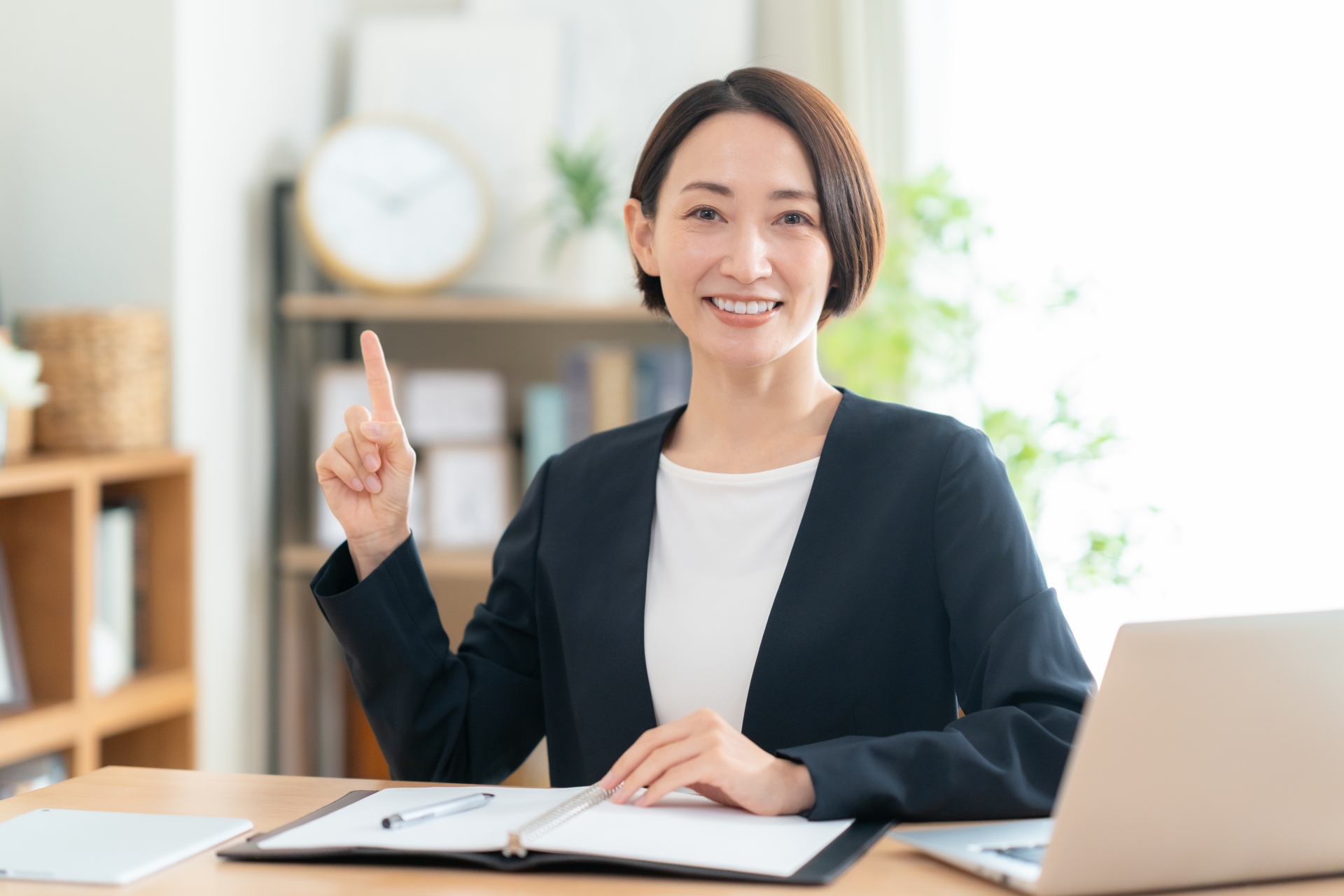 人差し指を立てている女性