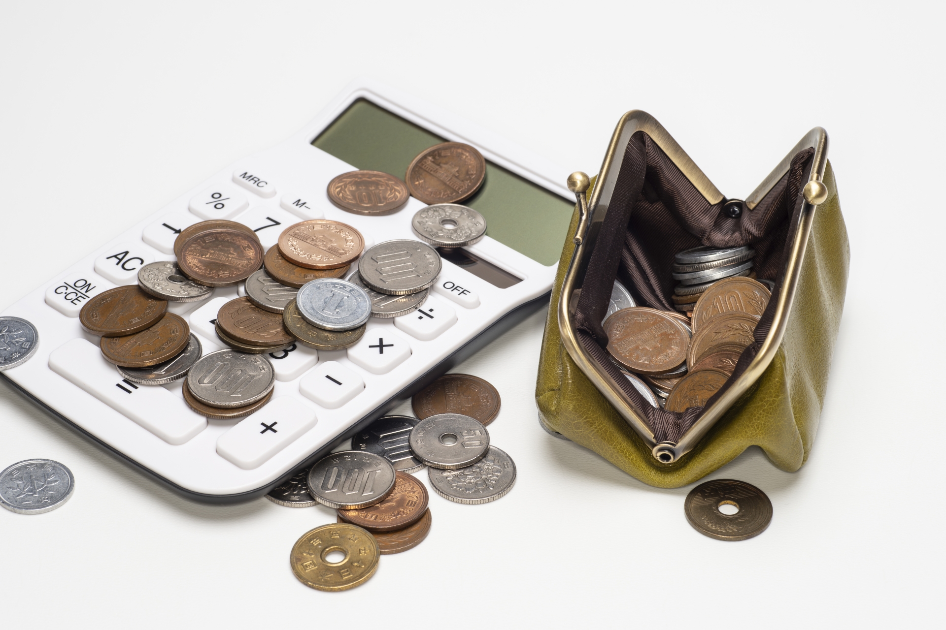 がま口と小銭と電卓