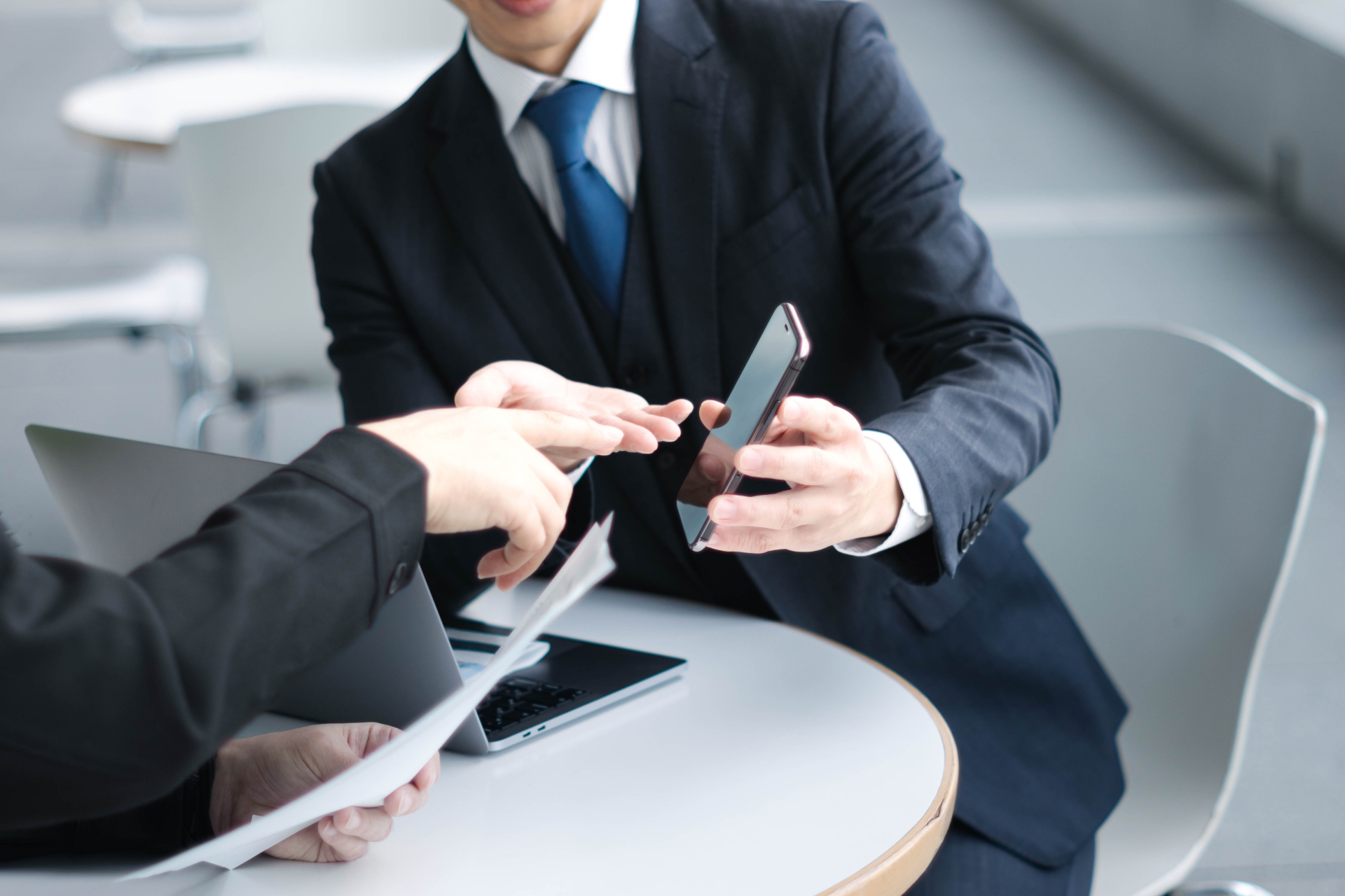 スマホを持つ男性