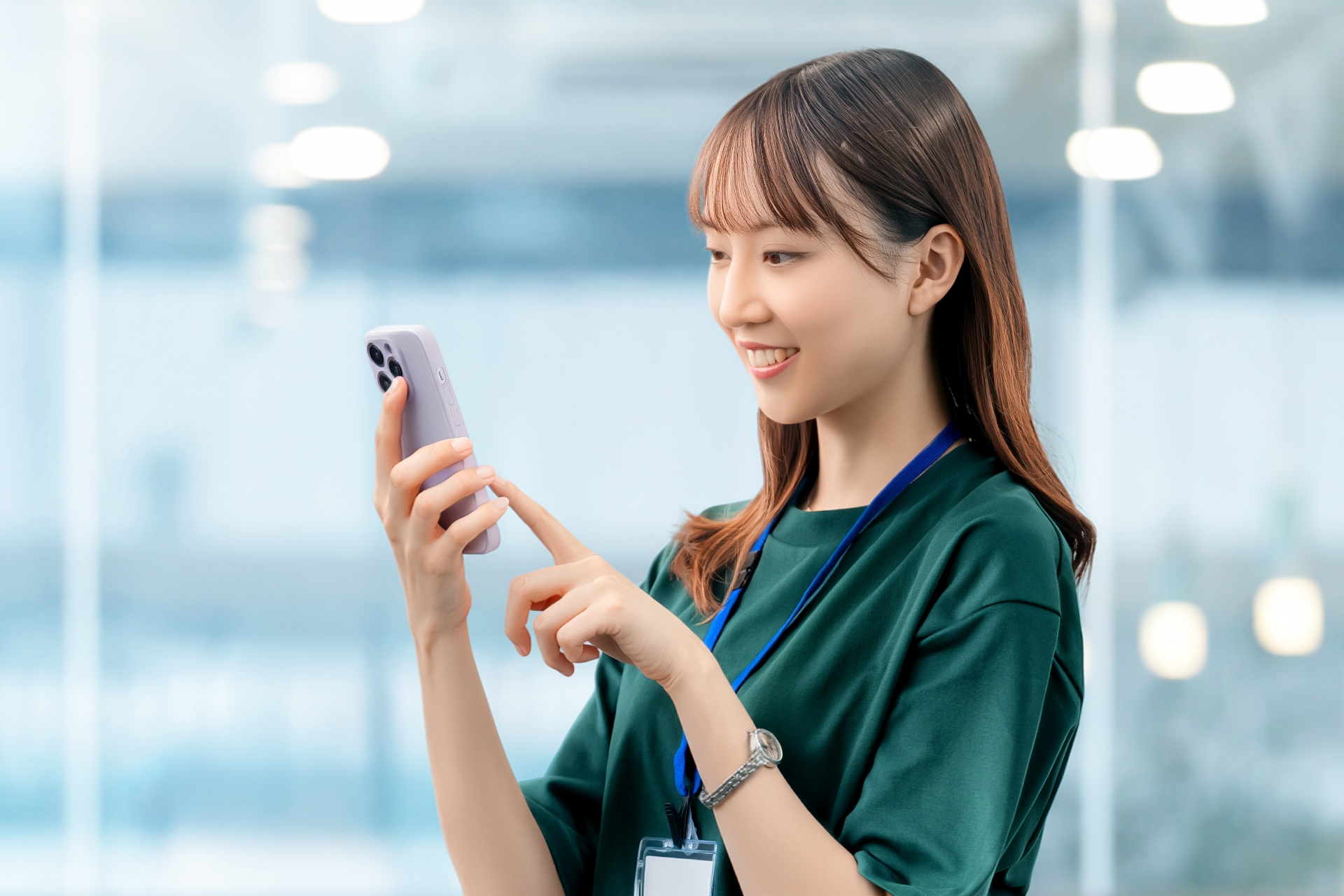 スマホを操作する若い女性