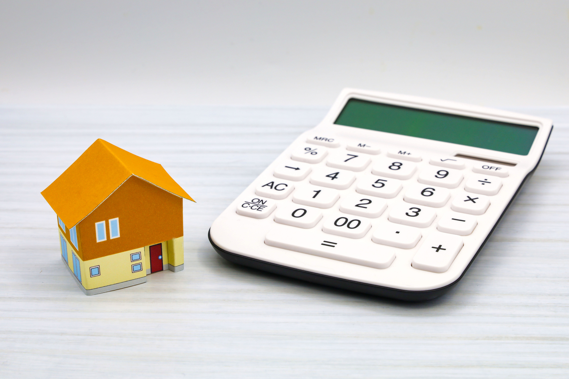 電卓と家の模型