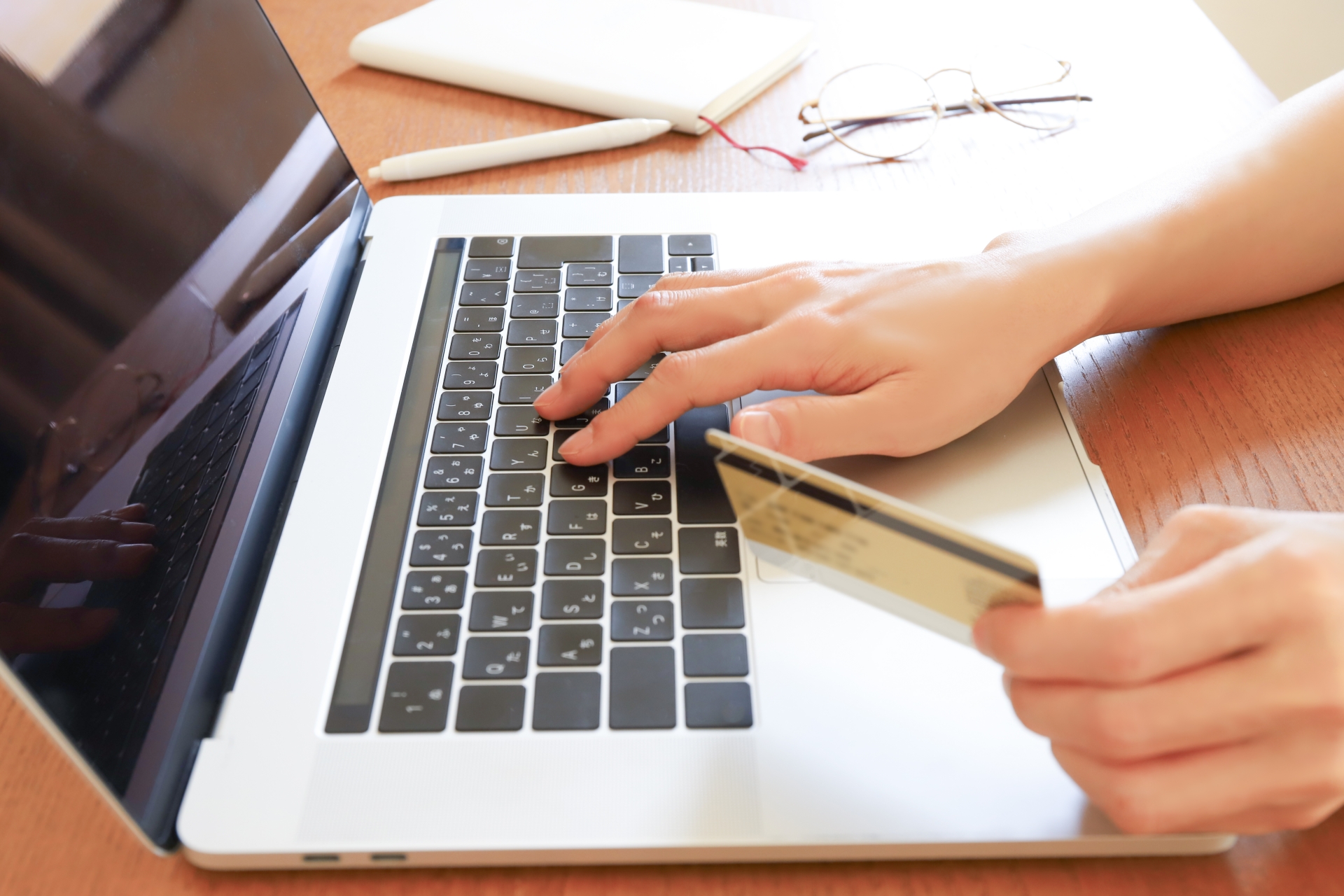 パソコンとクレジットカード