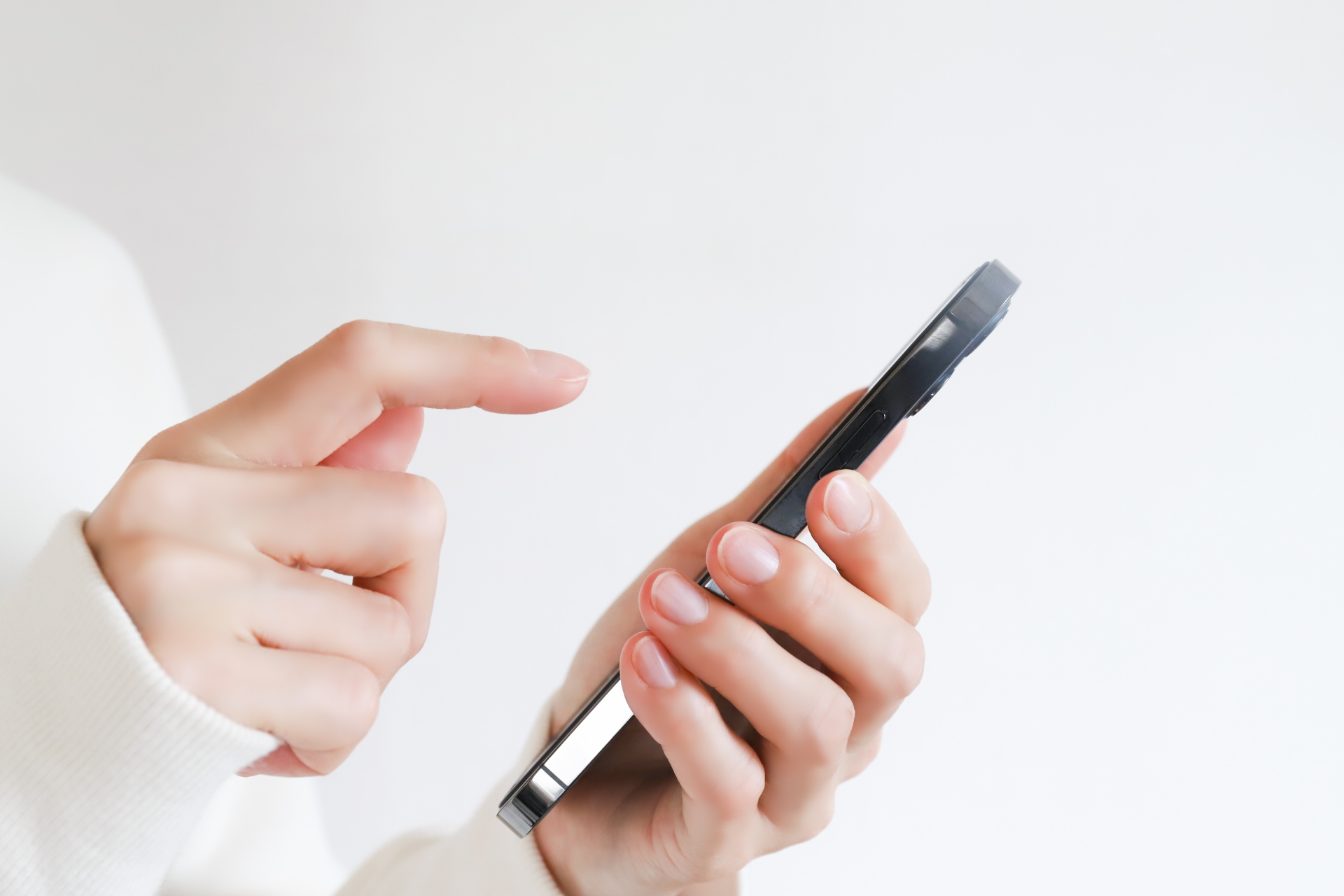 スマホを触る女性の手元