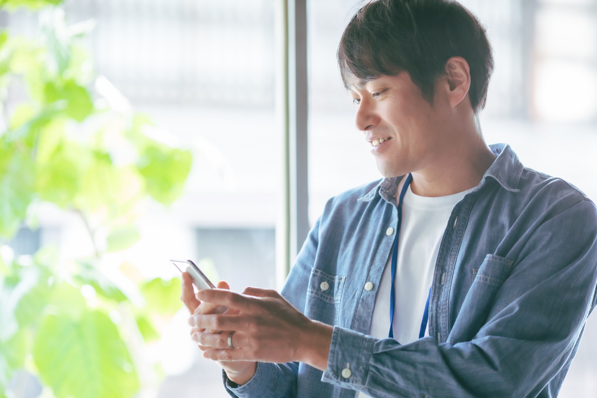 スマホを使う会社員