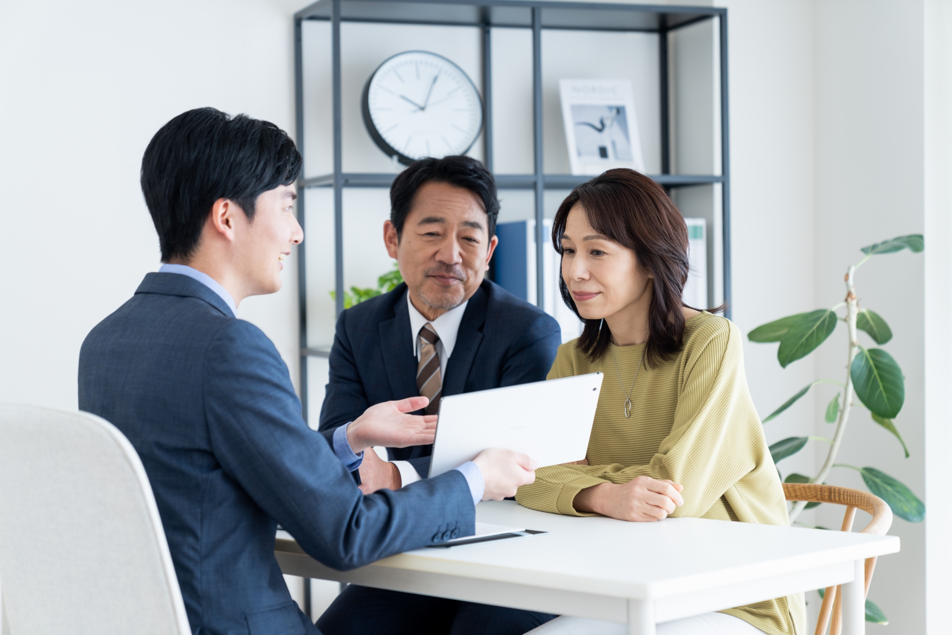 相談するミドルの夫婦