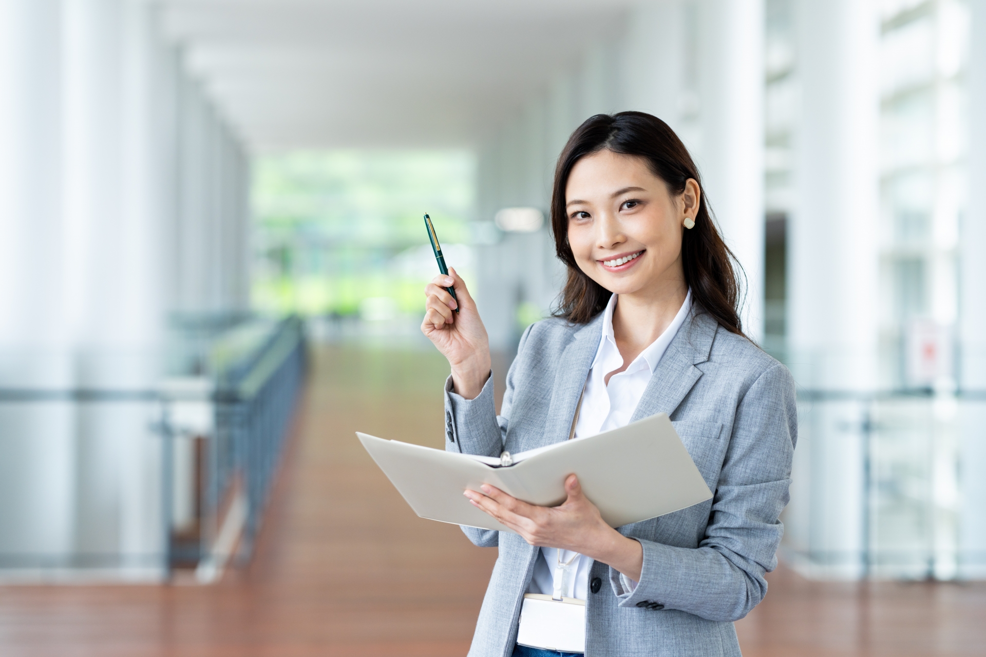 オフィスで働くビジネスウーマン