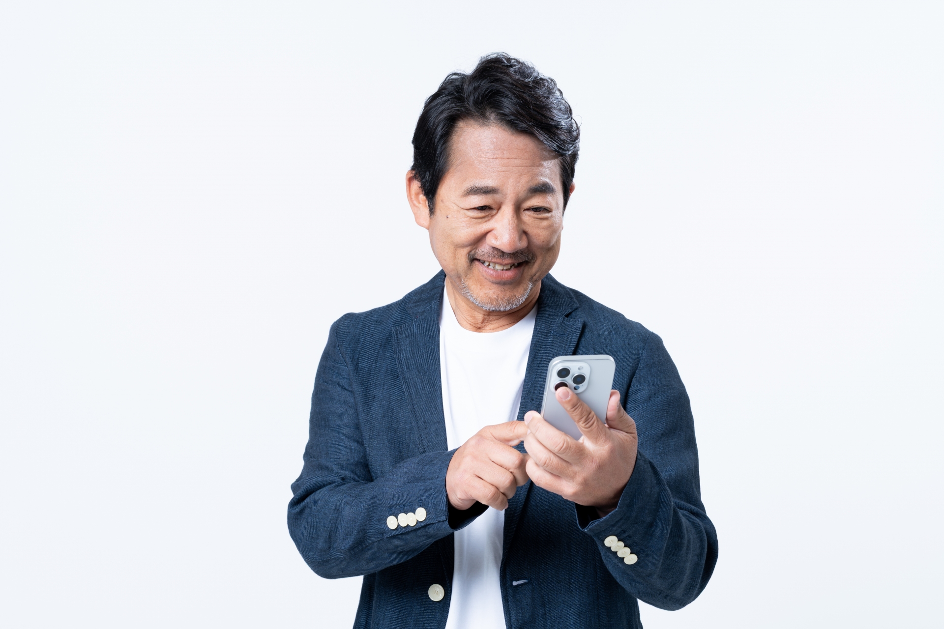 スマホを見て喜ぶ男性