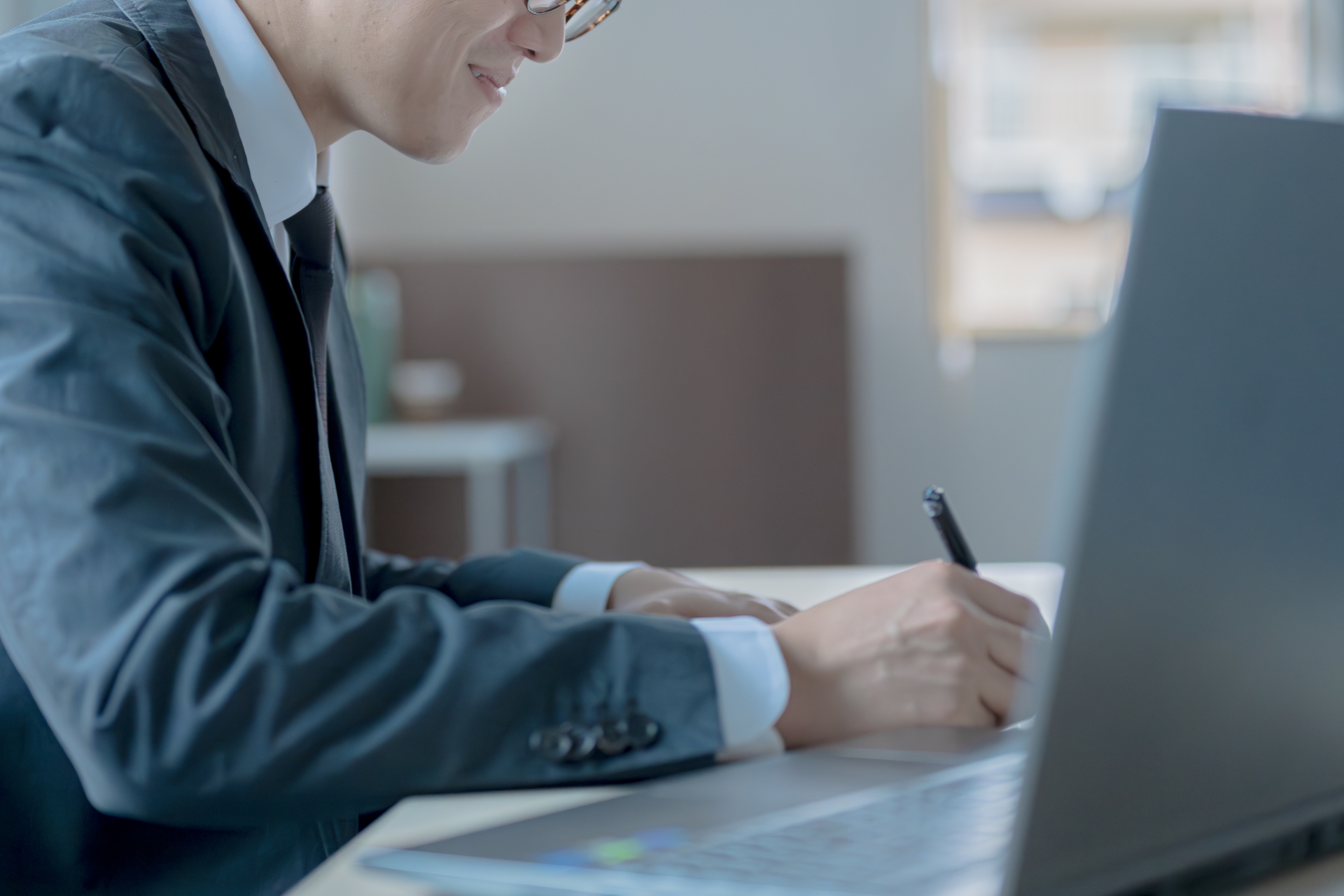 書類を書くビジネスマン