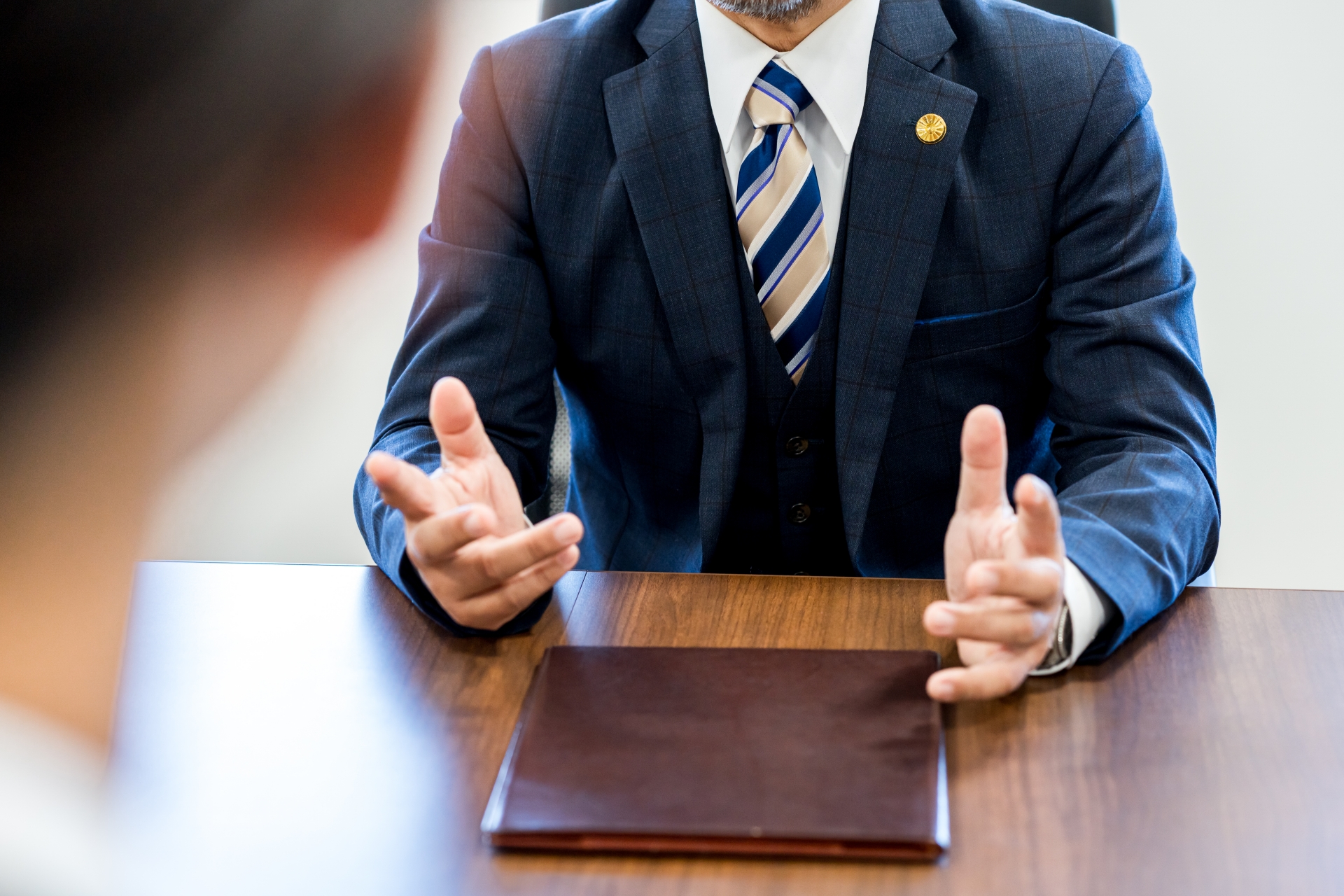 相談を受ける弁護士