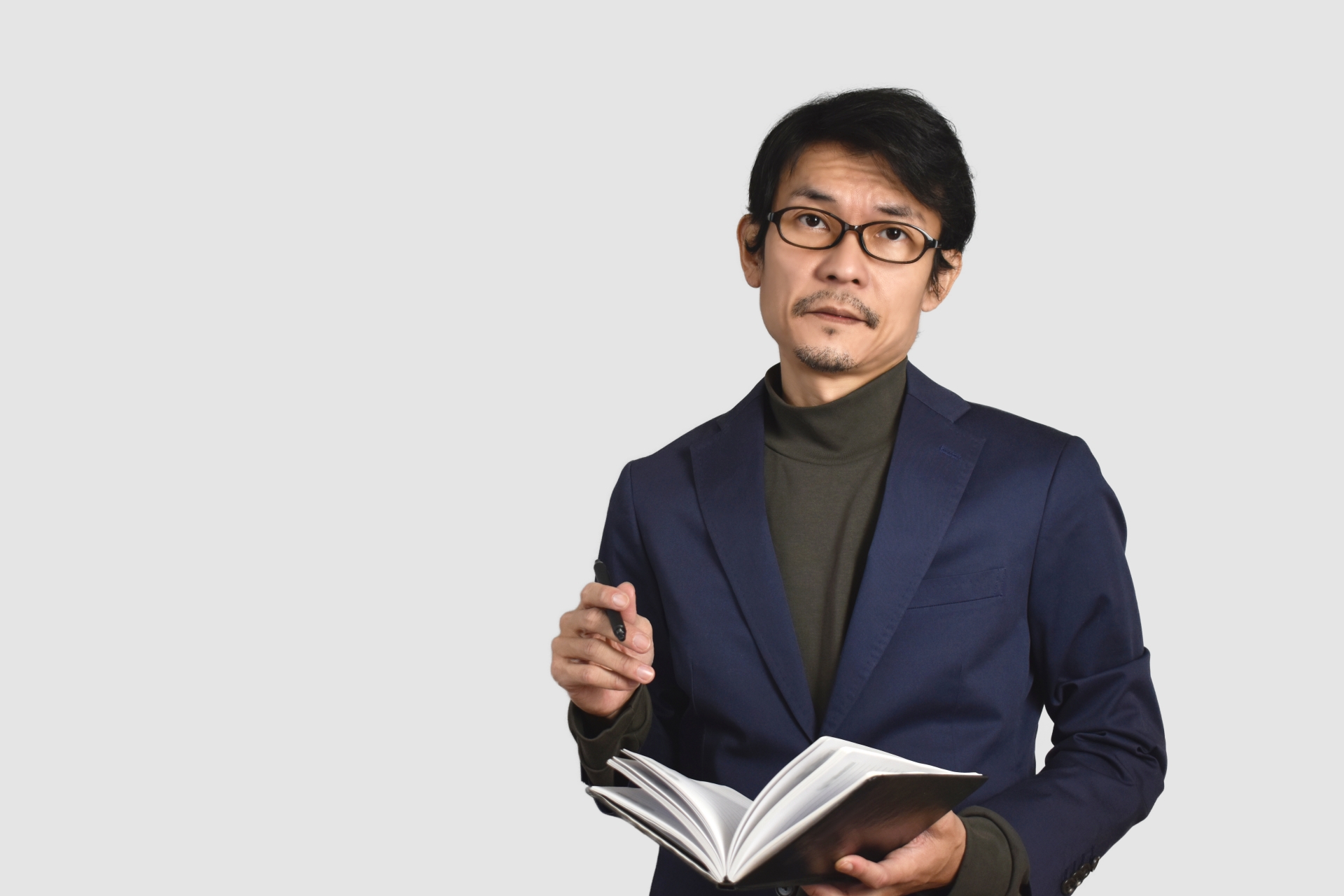 メモを取る男性