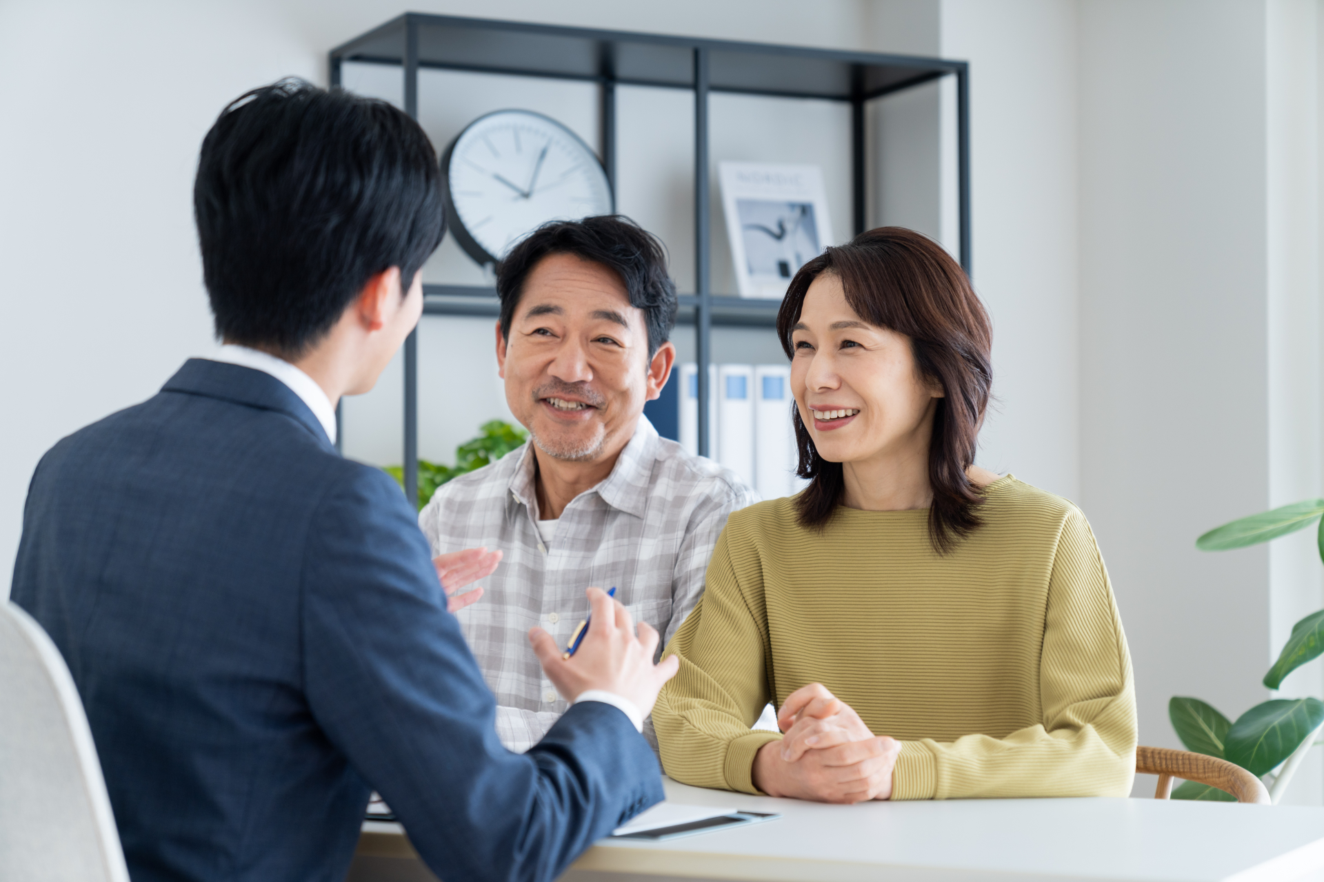 相談するミドルの夫婦