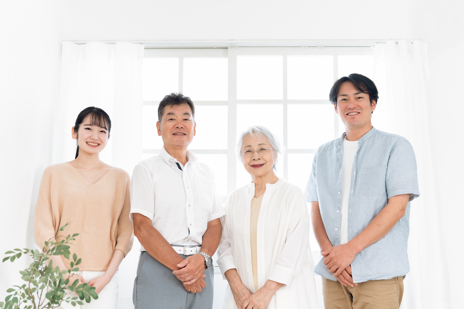 家族（老夫婦と若い男女）