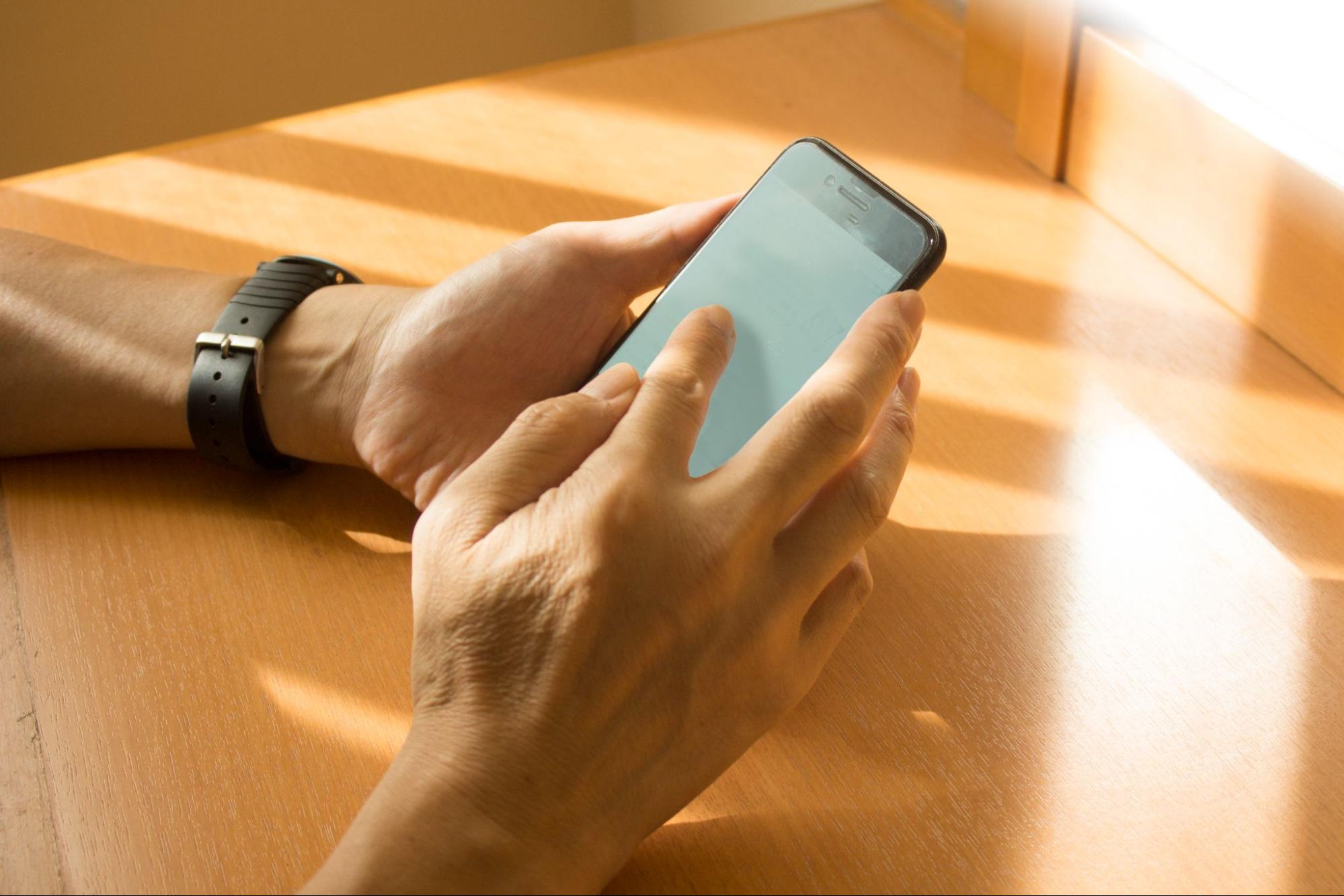 スマホを操作する男性の手